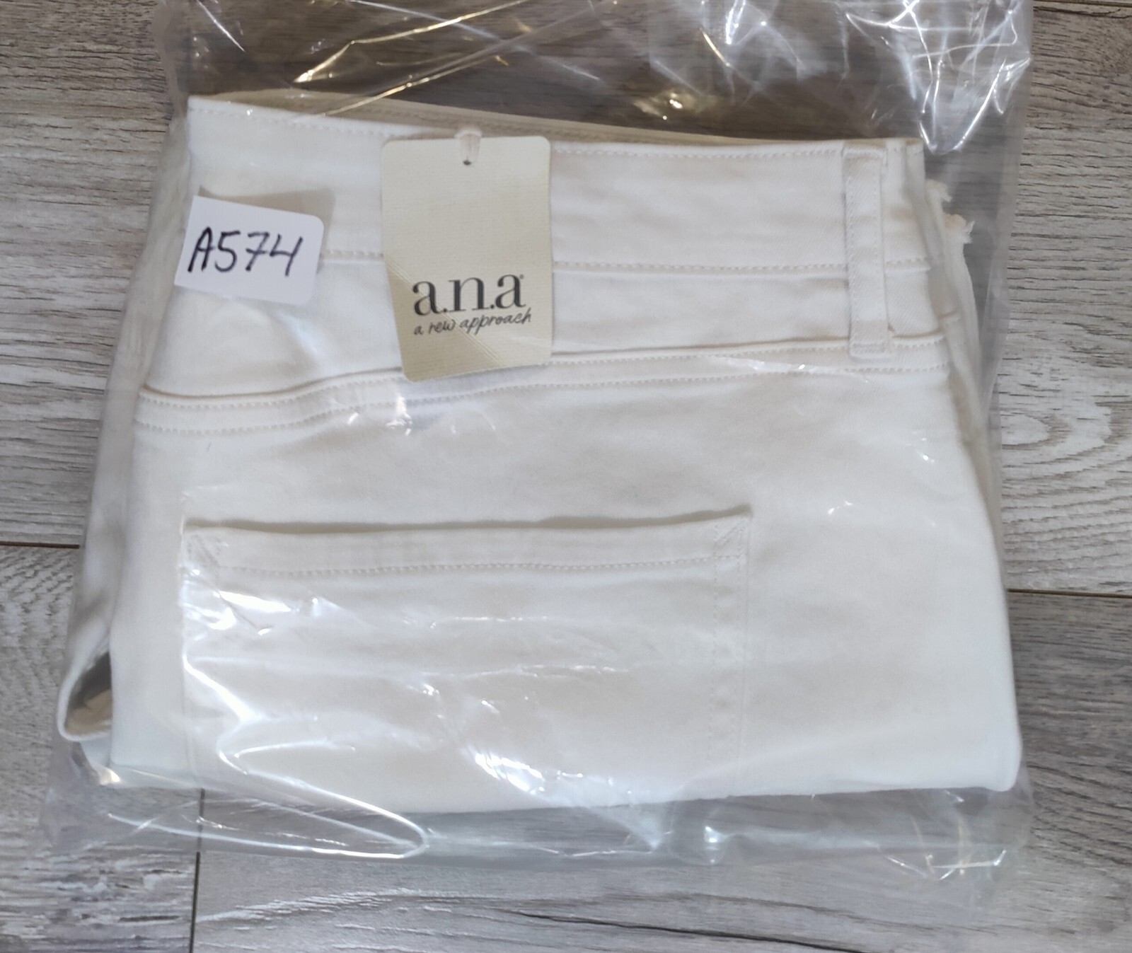 a.n.a NWT Womens Size 18 White Denim Mid-Rise Shortie Shorts 3.5 Inseam Raw Hem