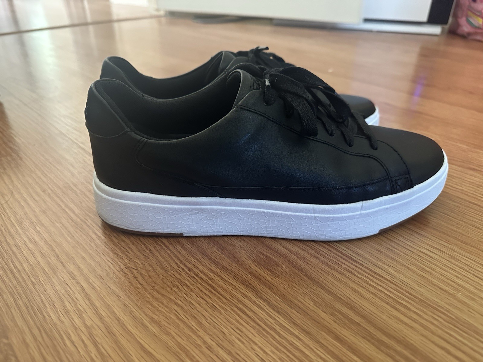Kizik Vegas Black/White Leather Sbeaker – Size 9 Wide