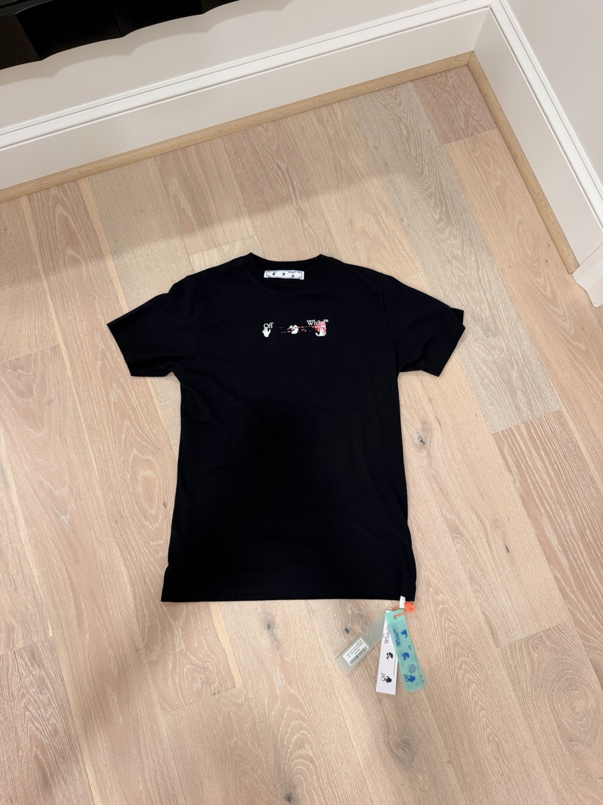Off-White Acrylic Arrow Slim Tee Black Fuchsia Mens Size M NWT