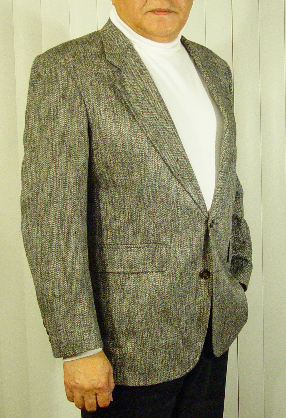 L’UOMO wool Sz 40 jacket, gray w/gold and blue accents,good condition, $13.95 NR