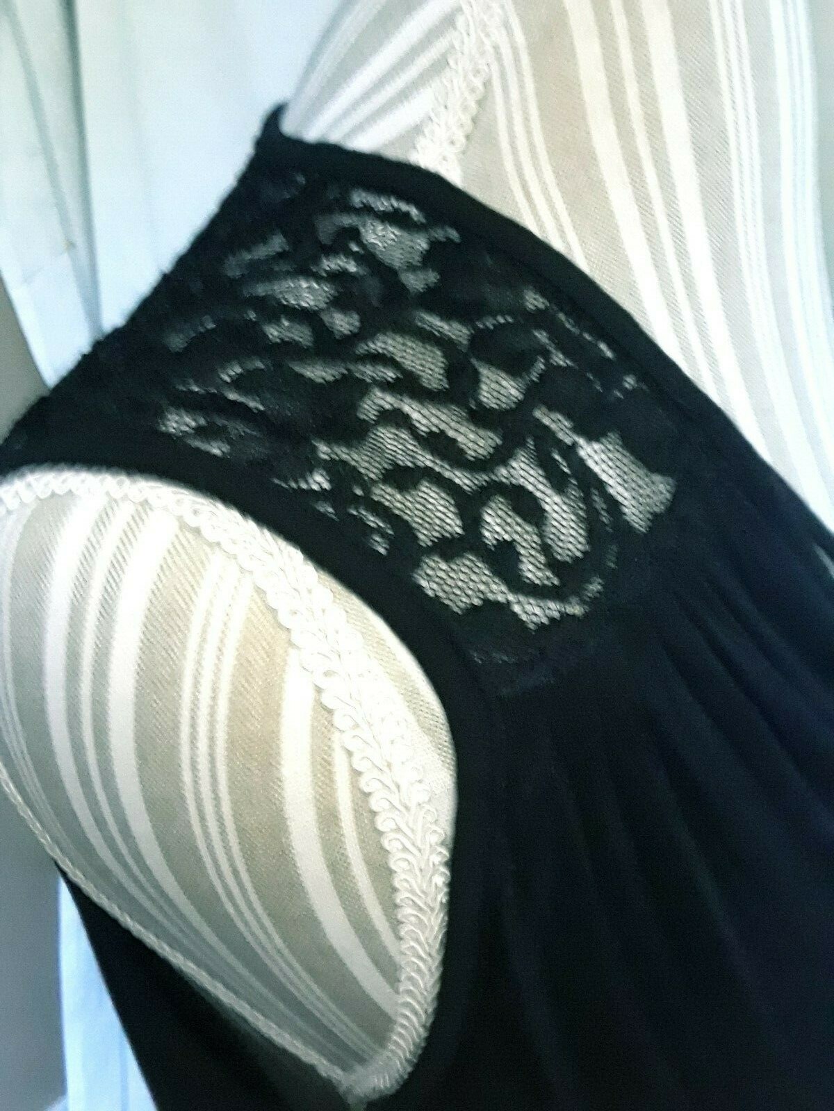 TA1-18 Free Kisses woman’s black sleeveless top size XL, new with tags soft lace