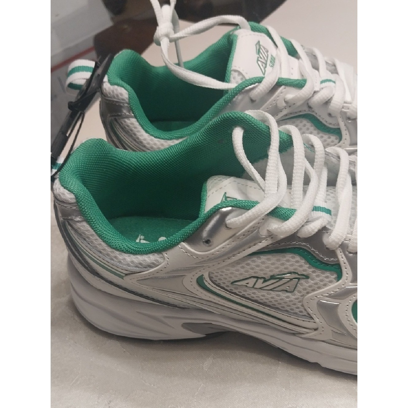 Avia NWT Women’s 5000 Performance Sneakers Size 9.5 M Green White Leather Mesh