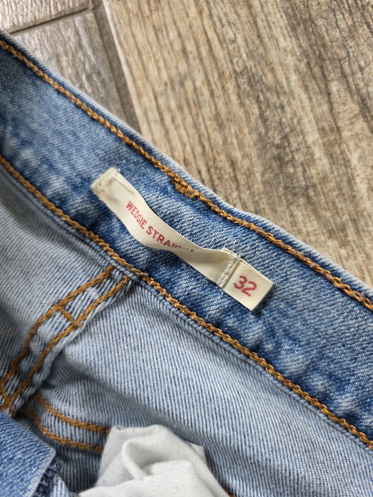 Levi’s Womens Wedgie Straight Jeans Light Wash Distressed Blue Denim sz 32