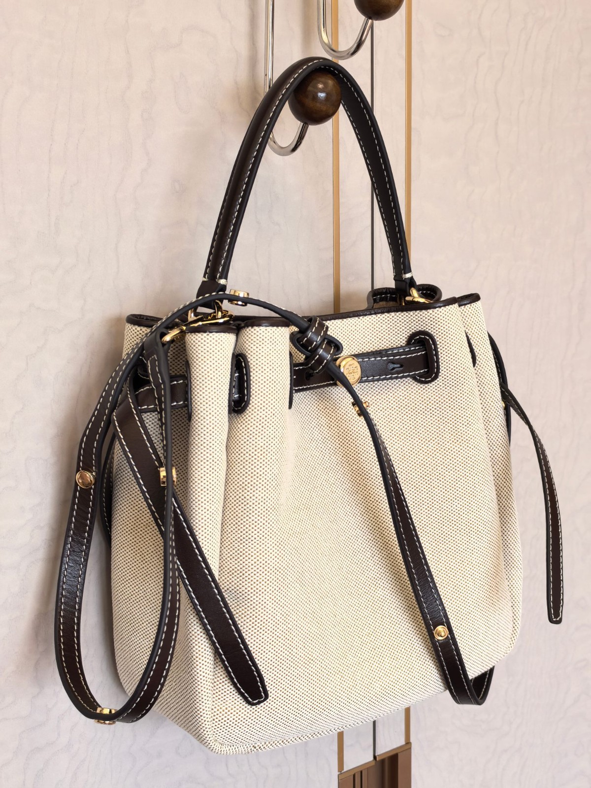 Tory Burch ROMY CANVAS BUCKET BAG DUSTY ALMOND /BIANCO WHITE