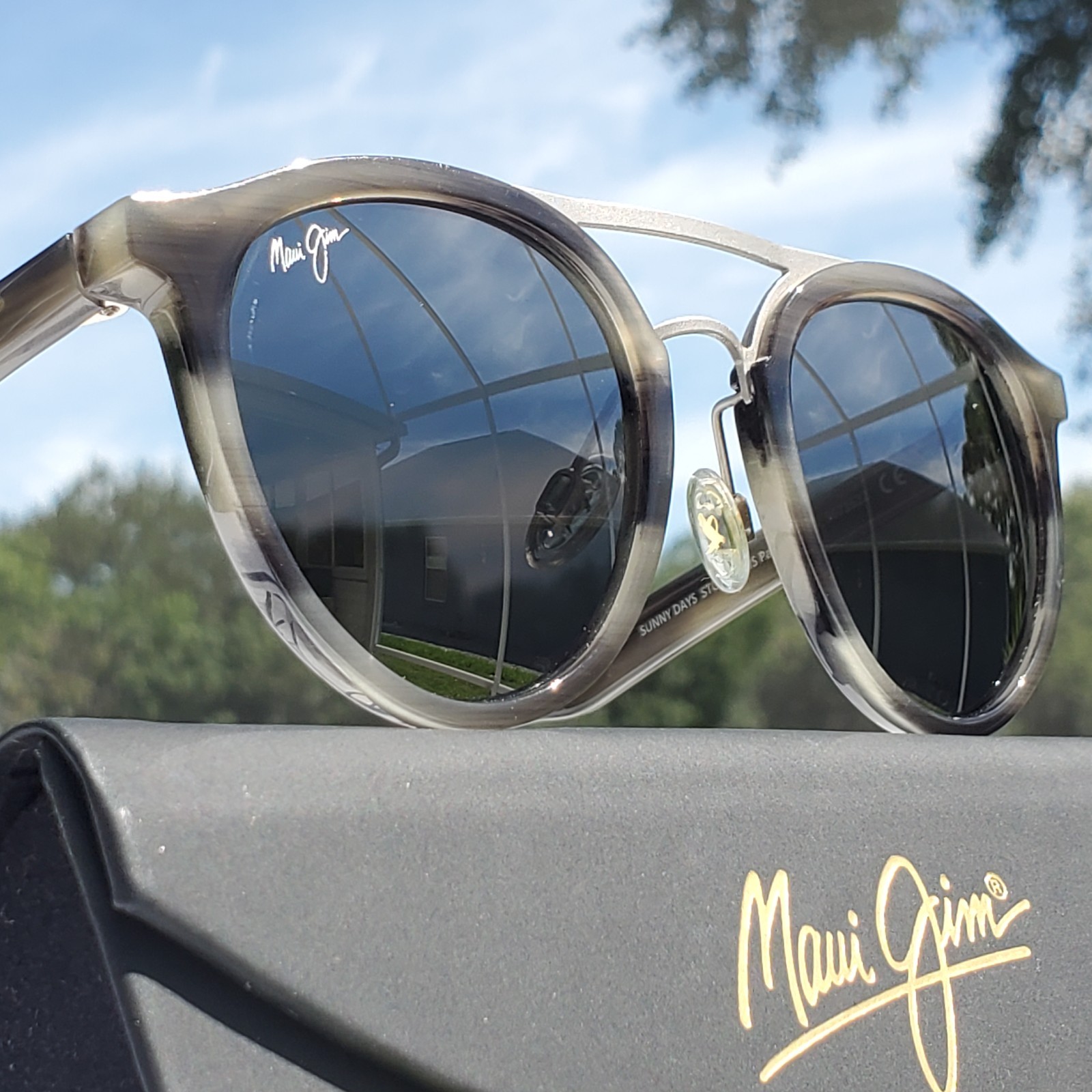 *******Maui Jim “SUNNY DAYS” 529-14E Gloss Grey Horn Frames / Grey Lenses*******
