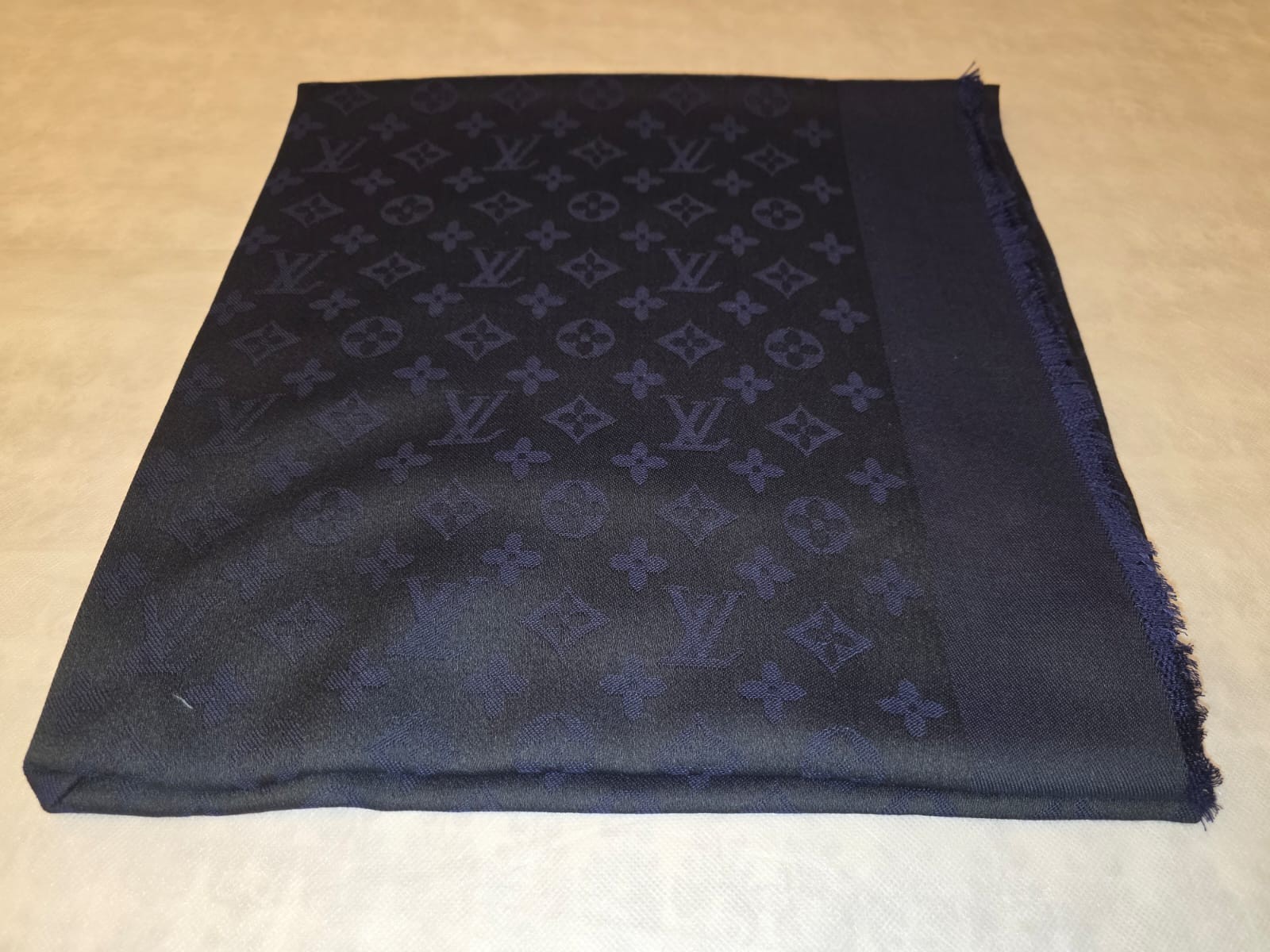 100% Authentic Louis Vuitton Scarf Shawl 60% Silk 40% Wool Baby Pink Pre-Owned