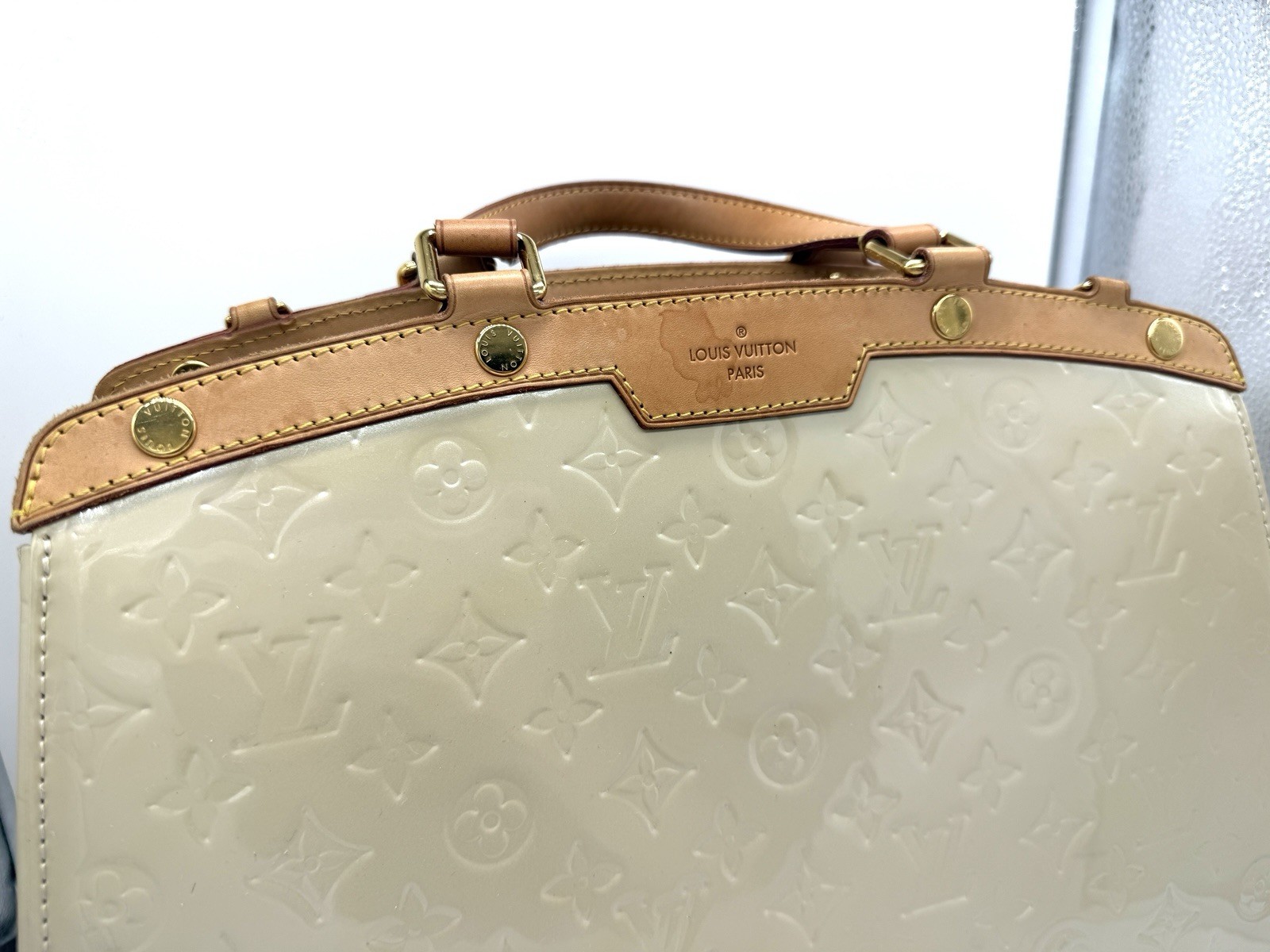 Authentic Louis Vuitton Vernis Brea GM in Blanc Corail