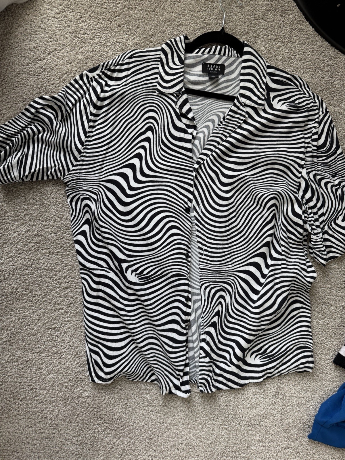 boohooMAN Men’s Black & White Striped Short Sleeve Button-Up Point Collar L