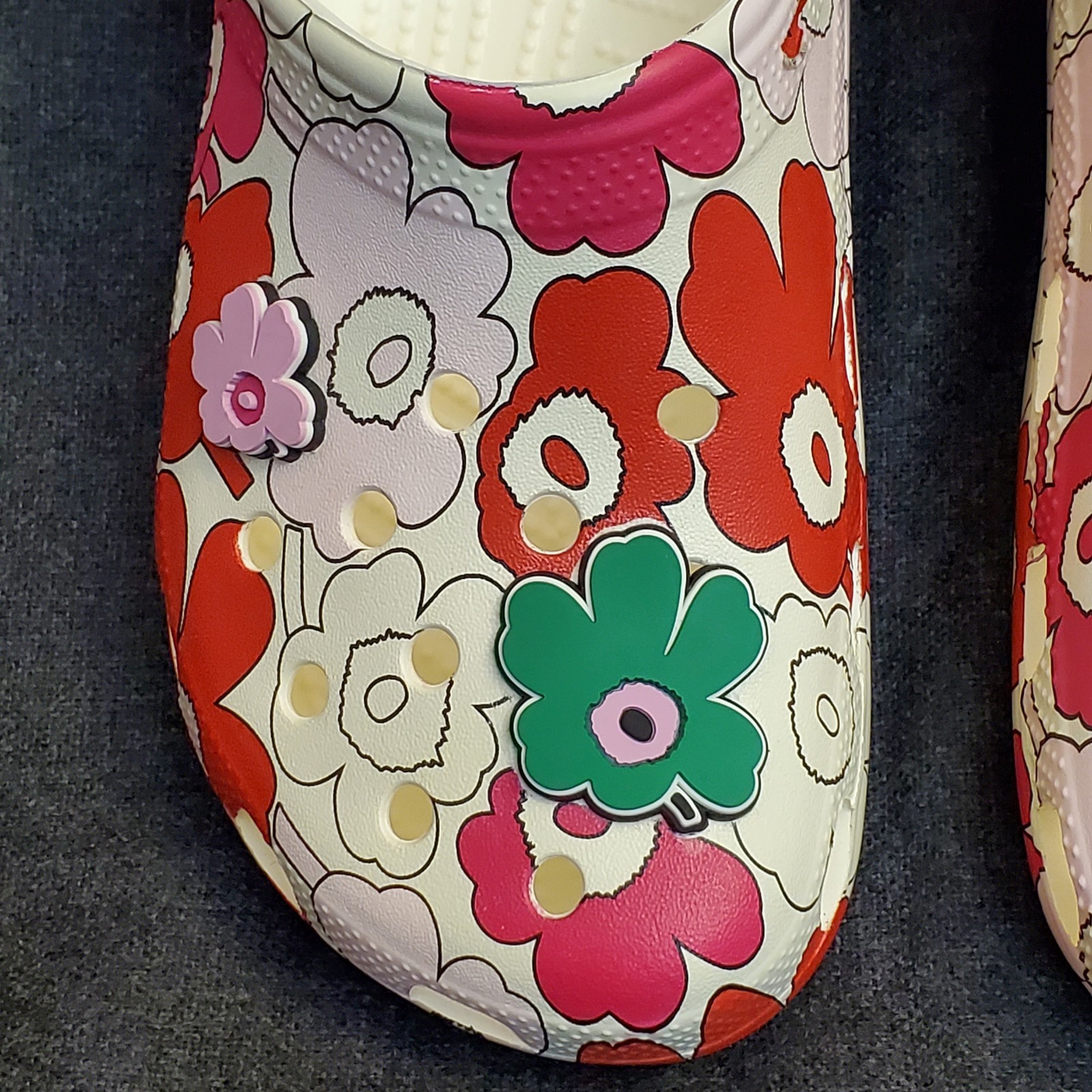 Crocs x Marimekko Unikko Classic Slip-On Floral Clogs J6 W 8 M 6 Jibbiz Charms