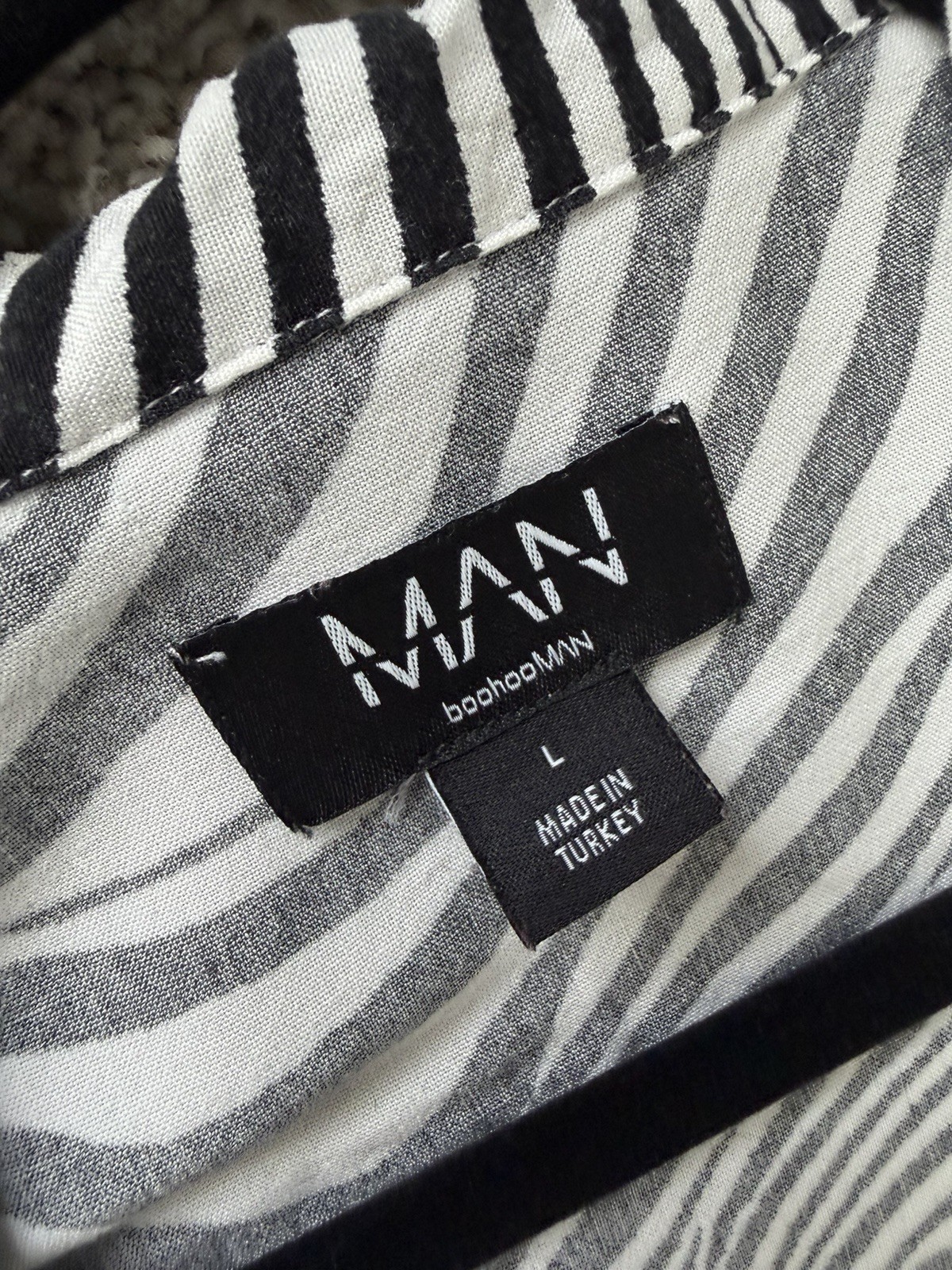 boohooMAN Men’s Black & White Striped Short Sleeve Button-Up Point Collar L