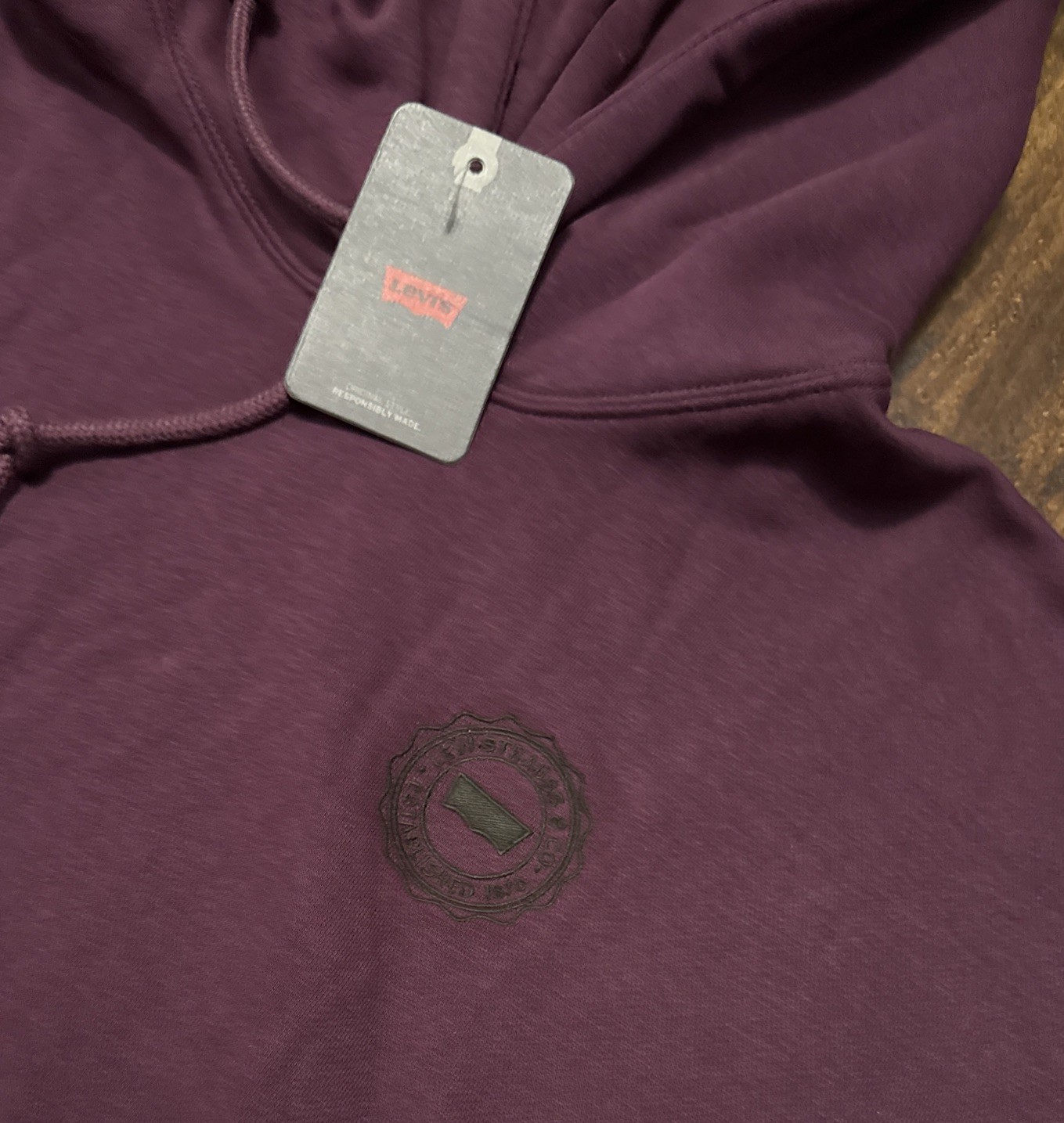 NWT Levi’s Pullover Hoodie Relaxed Fit Maroon Graphic Print Men’s Size M. F1