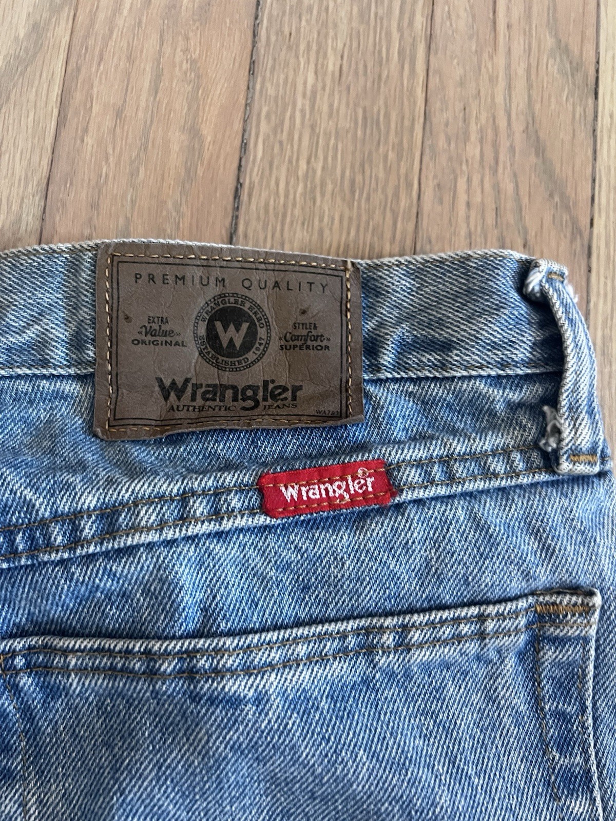 Wrangler Authentic Jeans Men’s 32×32 Light Wash Straight Leg Denim Pants