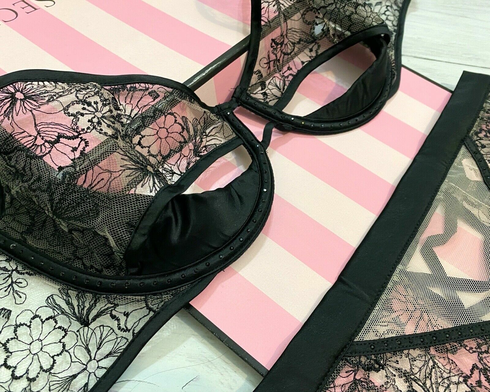 LUXE VICTORIA SECRET Floral Black Embroidered Peek A-Boo Push Up Bra Thong Set