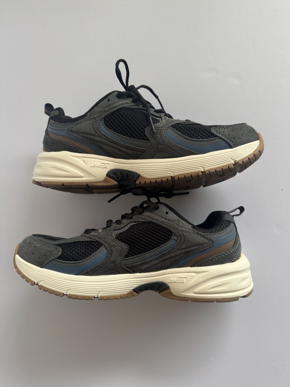 Avia 5000 Men’s Low Top Lace Up Leather Athletic Sneakers Black/Gray MNAV25GX014