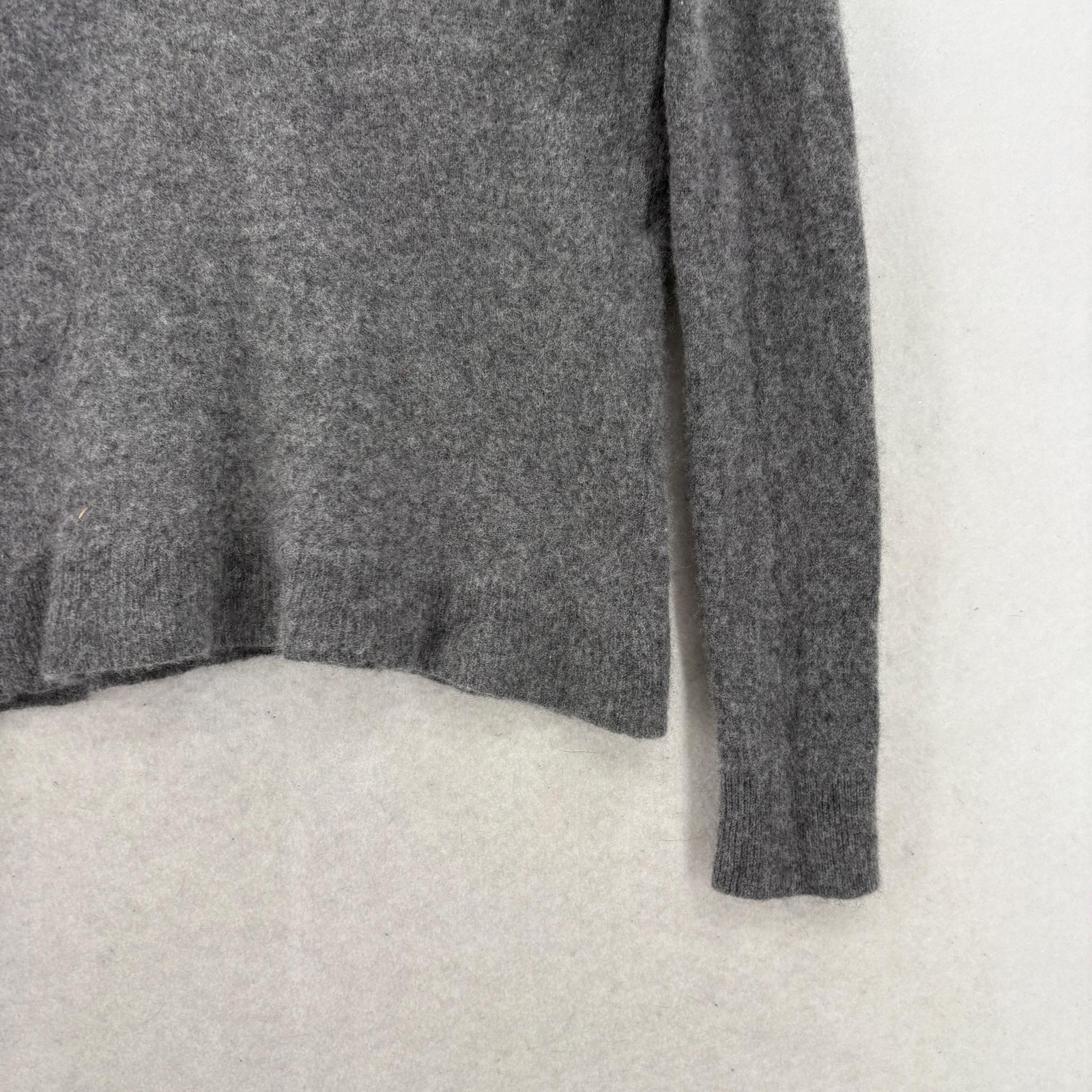 41 Hawthorn Sweater Womens Medium Gray 100% Cashmere V Neck Knit Pullover Cozy