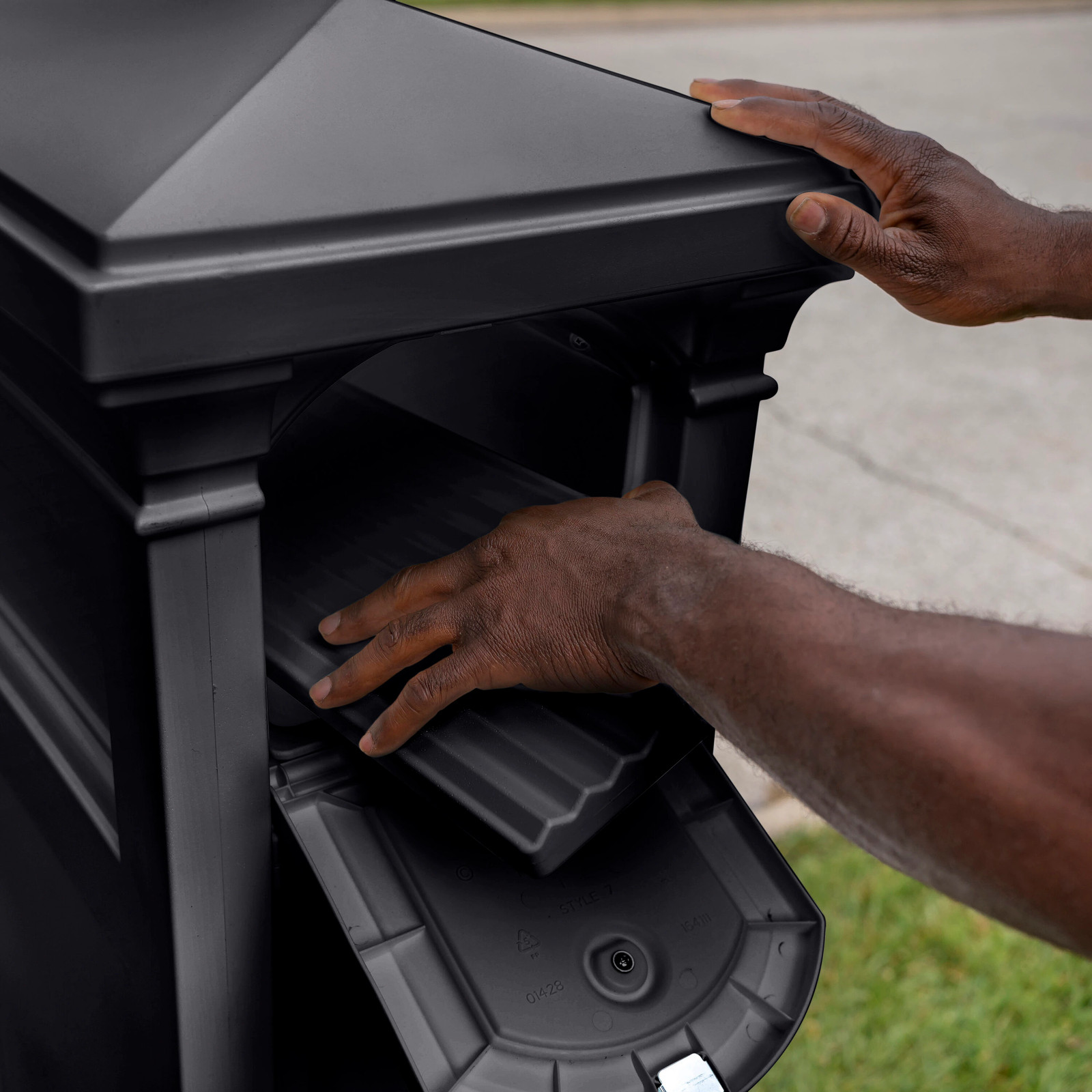 Step2 Lakewood Locking Plastic Extra Large Mailbox Black|15639