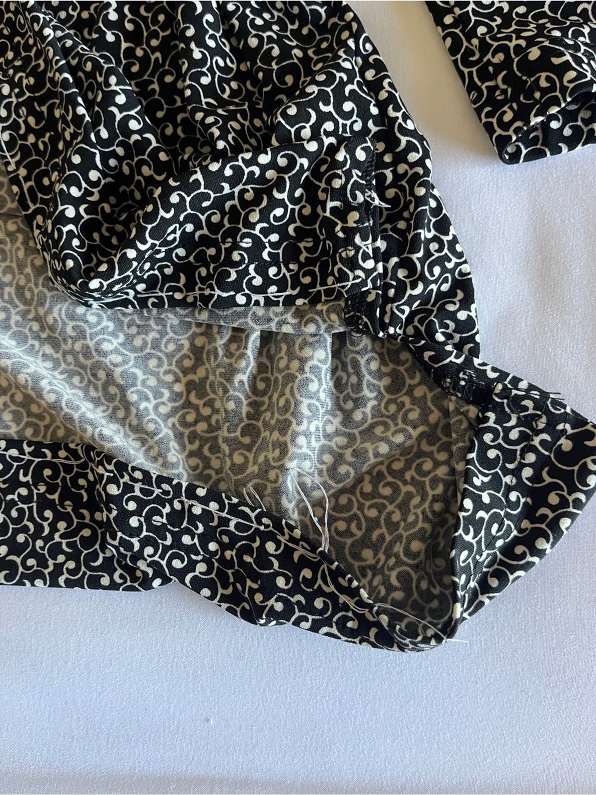 Sag Harbor Black & White Swirl Printed Long Sleeve Blouse Keyhole Size Medium