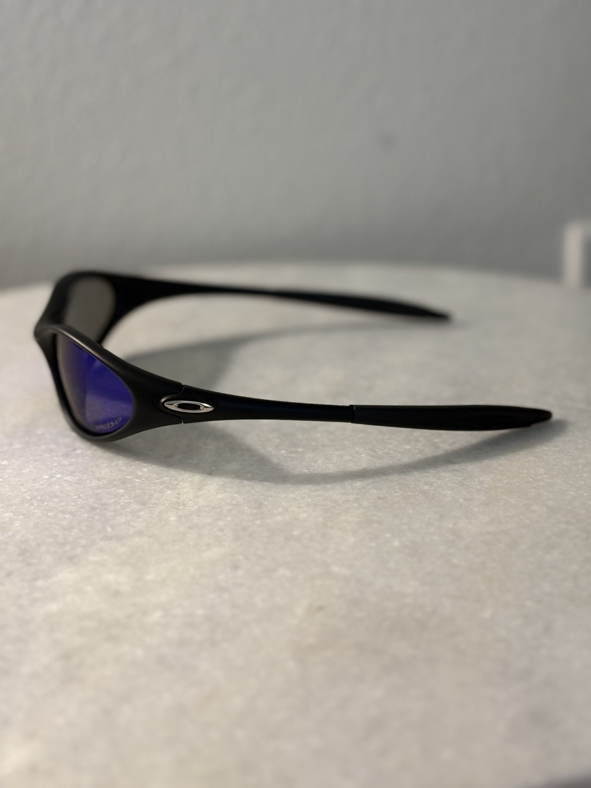 Oakley Minute 1.0 Men’s wrap Sunglasses Black Frame Blue PRIZM Lenses