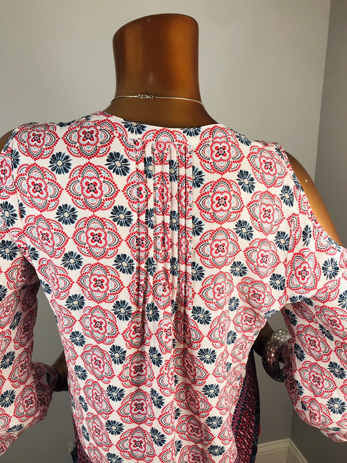 DR2 M Top Batik Open Cold Shoulders Low Cut Ties Blouse Easywear Cssual Pleated