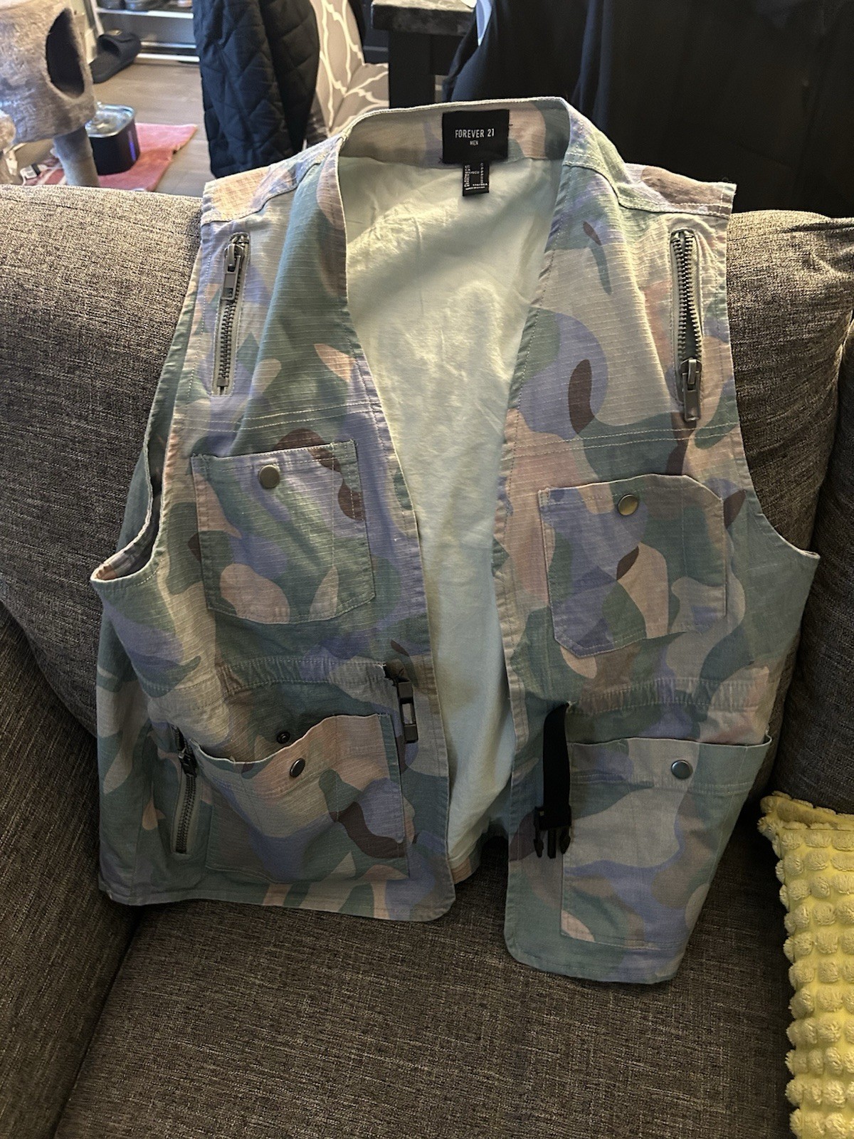 FOREVER 21 Men’s Camo Utility Vest Size S Small Chest Zip Buckle Pockets