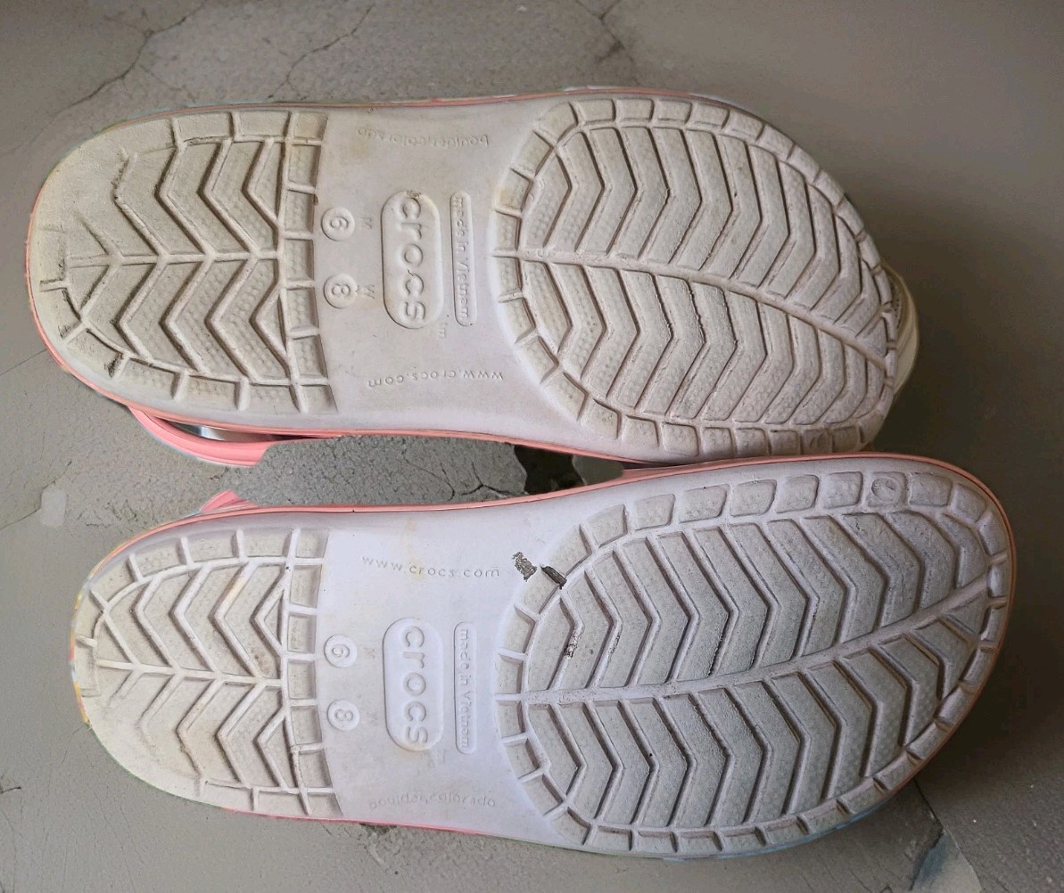 Crocs Clogs W/8 – M/6 Peach & Jibbitz Charms