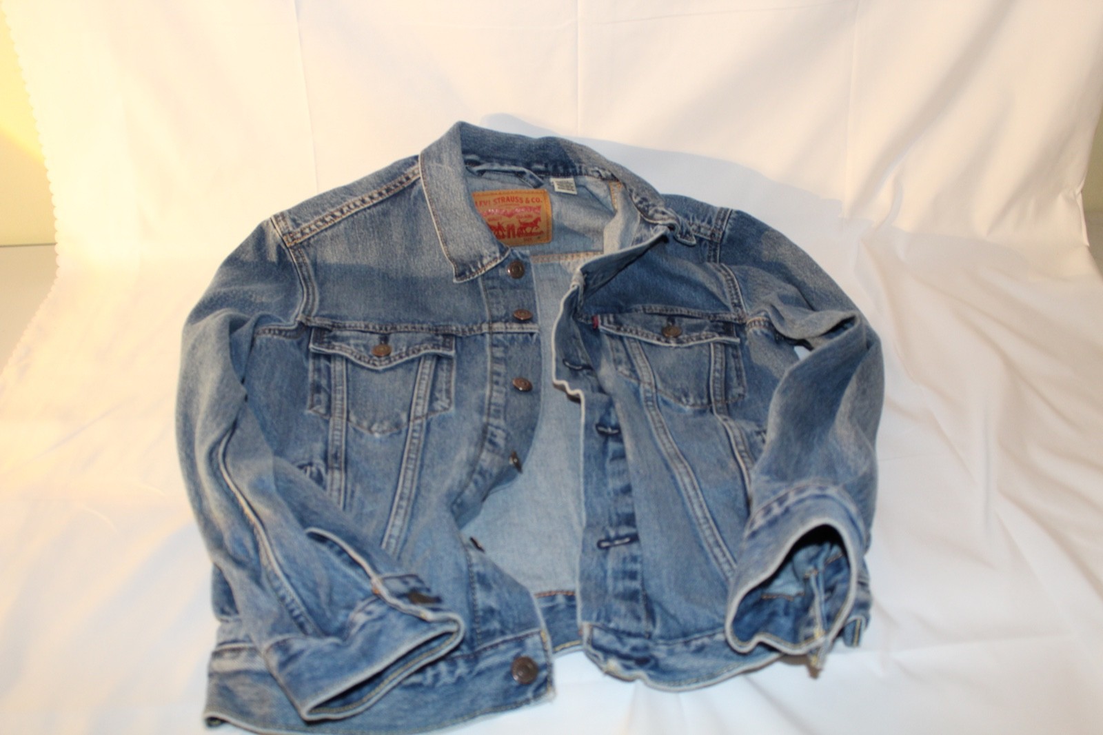 Levi’s Men’s Trucker Jacket Denim, Size Small, 100% Cotton made in Bangladesh