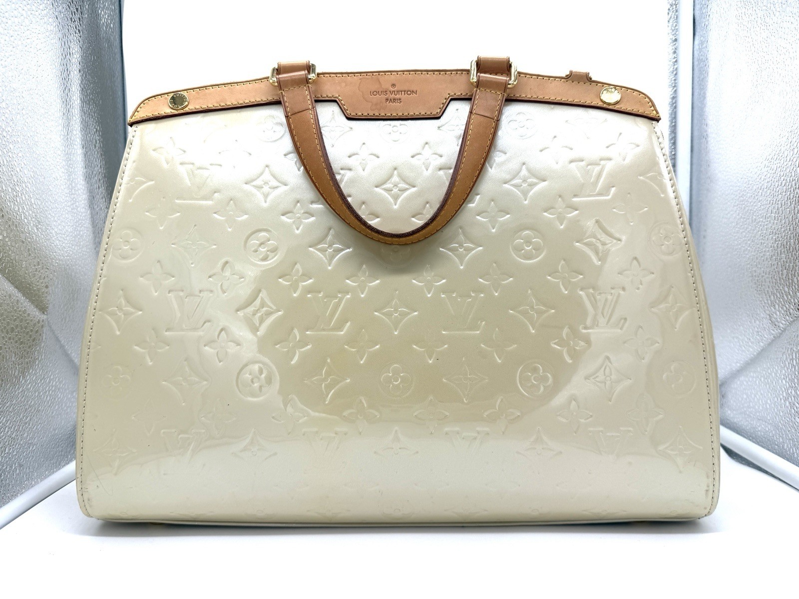 Authentic Louis Vuitton Vernis Brea GM in Blanc Corail