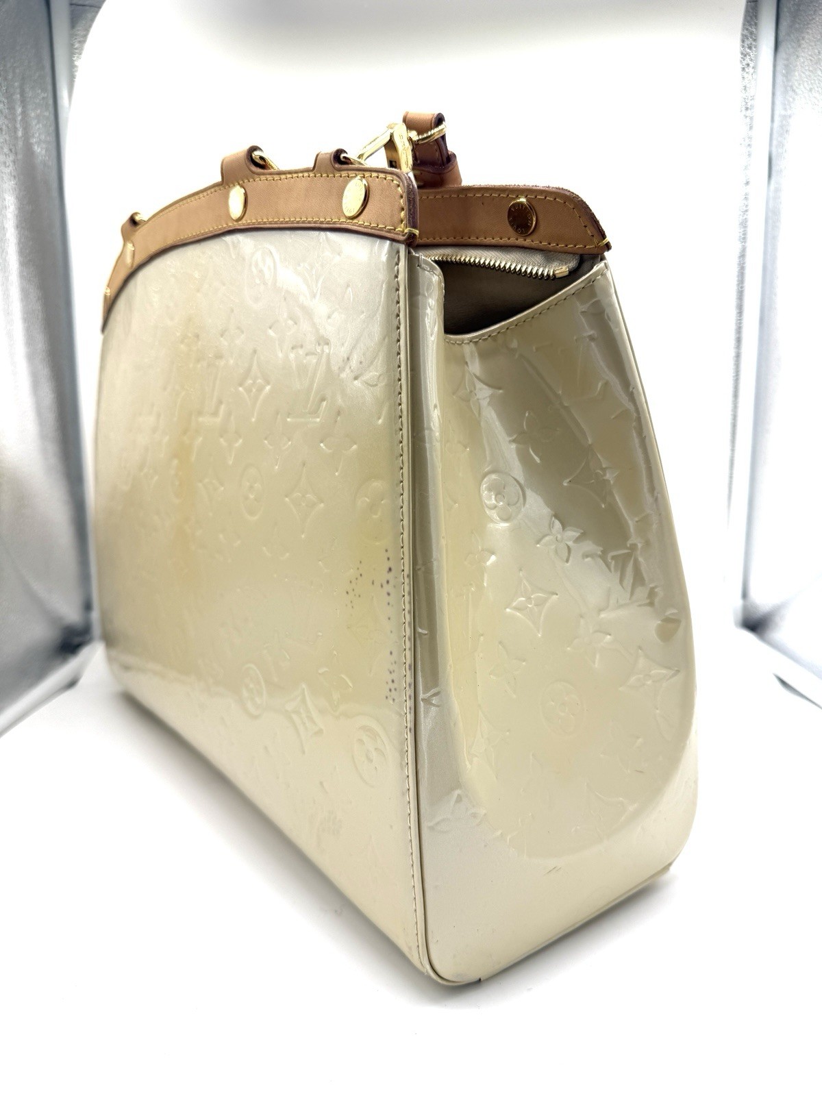 Authentic Louis Vuitton Vernis Brea GM in Blanc Corail