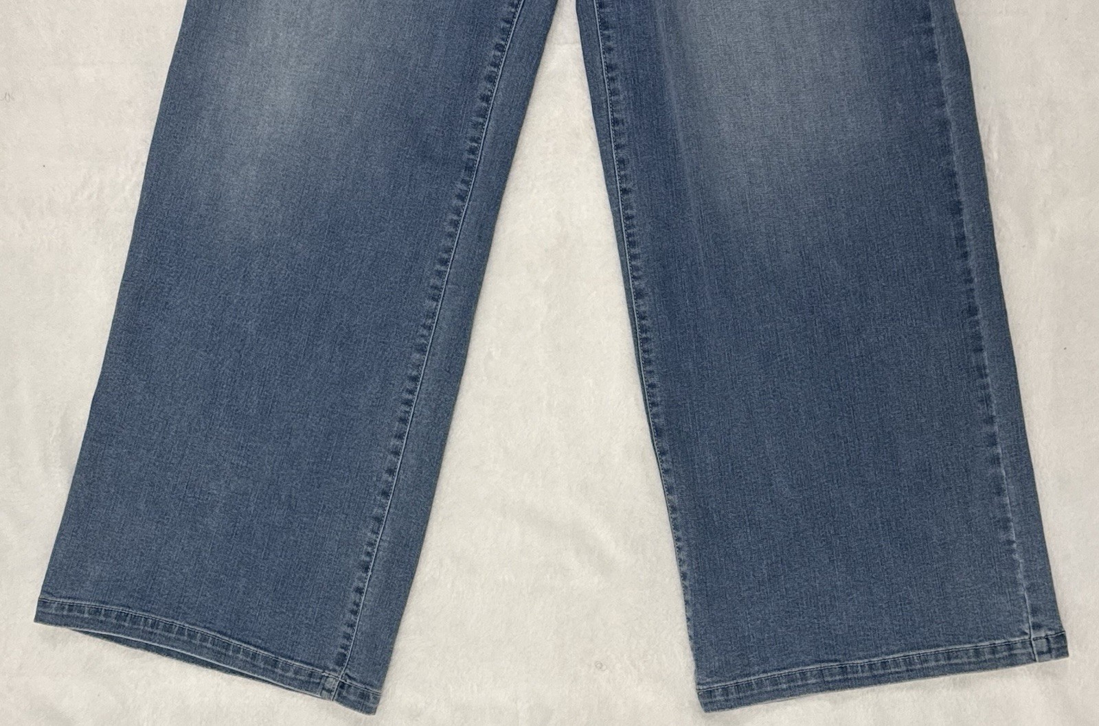 Women’s Gloria Vanderbilt Patch Pocket Wide Leg Jeans Light Wash Size 8 NWT