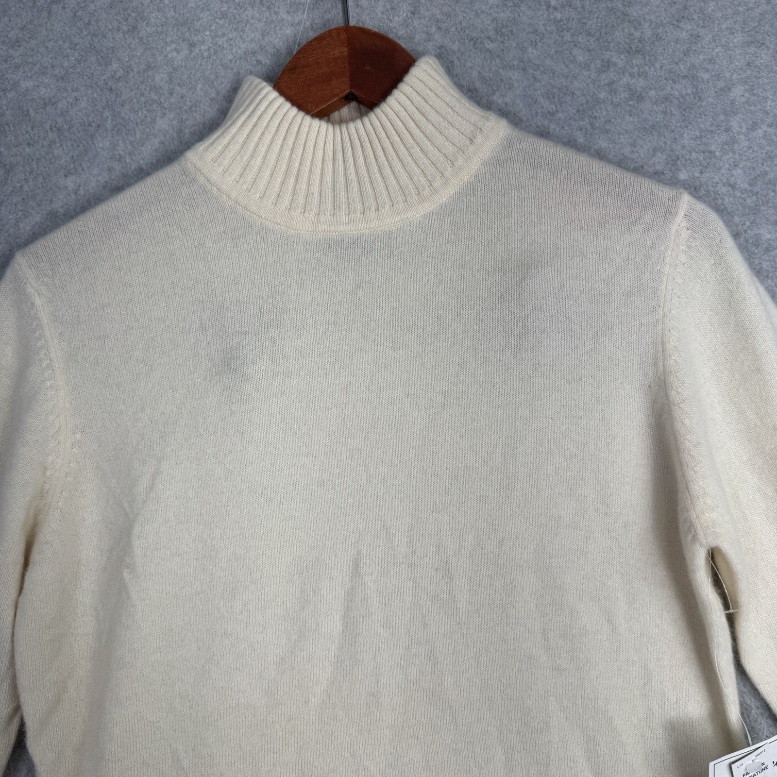 Parisian Signature Cashmere Turtleneck Sweater NWT Size M Whisper White Flaw VTG