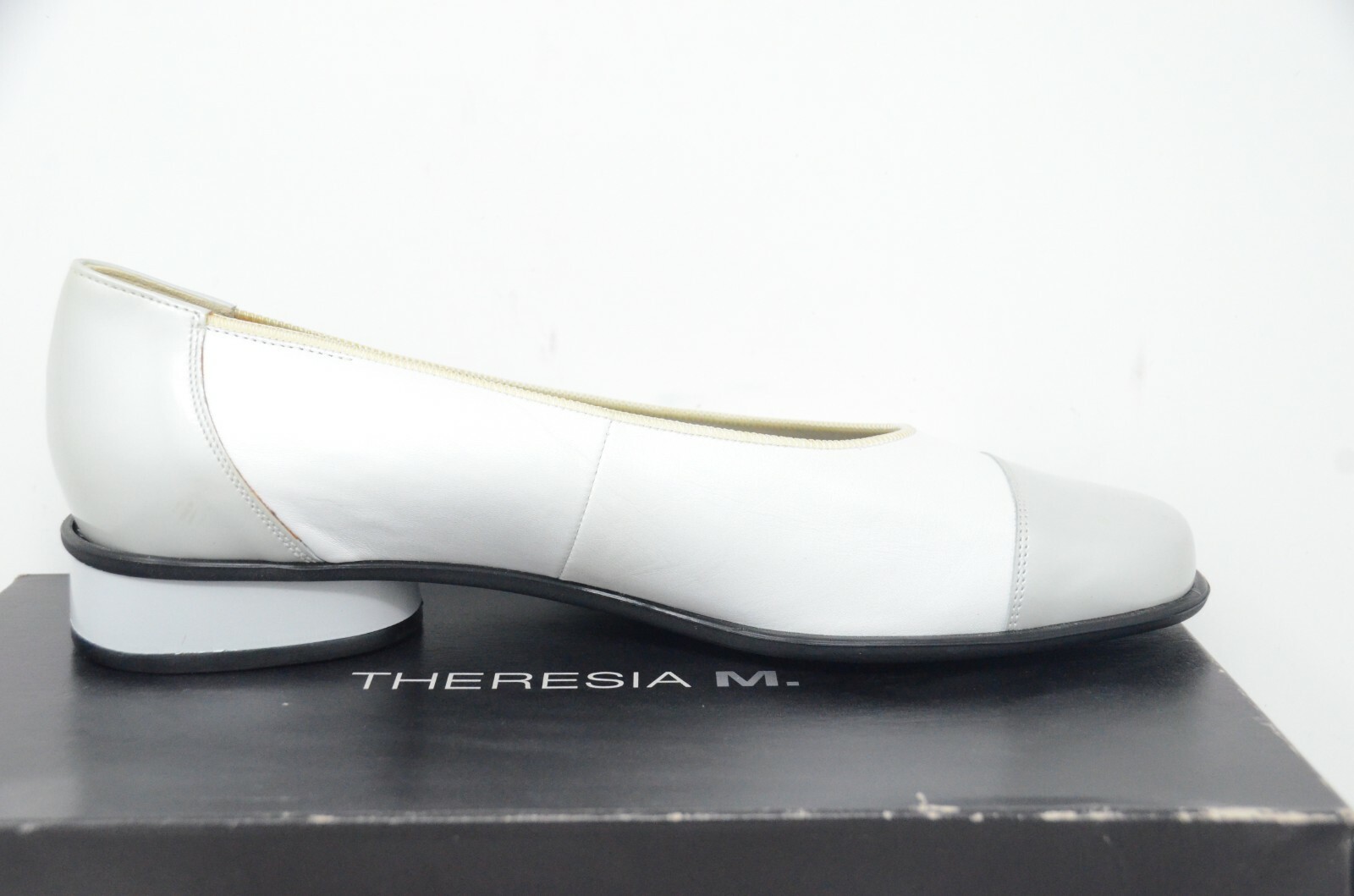 Women’s Theresia M White / Gray Leather Dress Flats. US Size 9.5