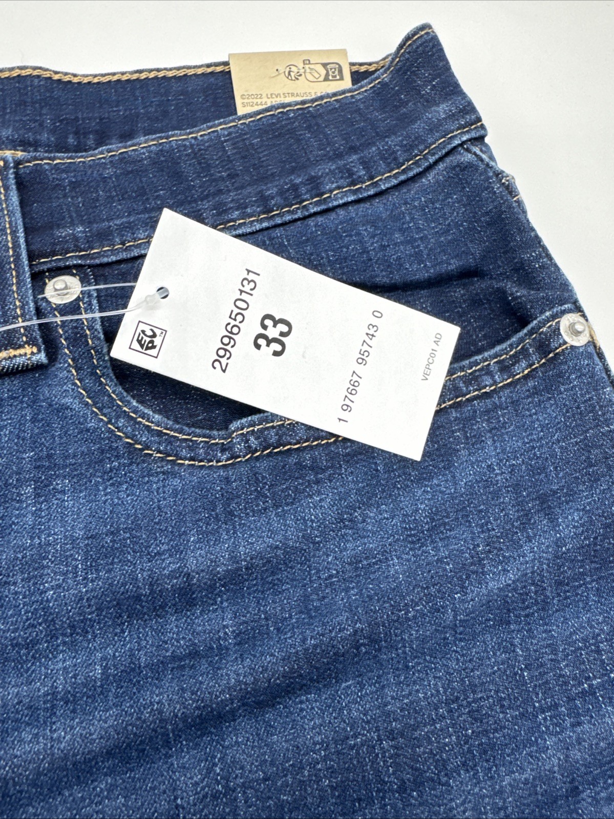 Levi’s Women’s Blue Mid Length Shorts Size 33, Slim Through The Hip Fast Ship