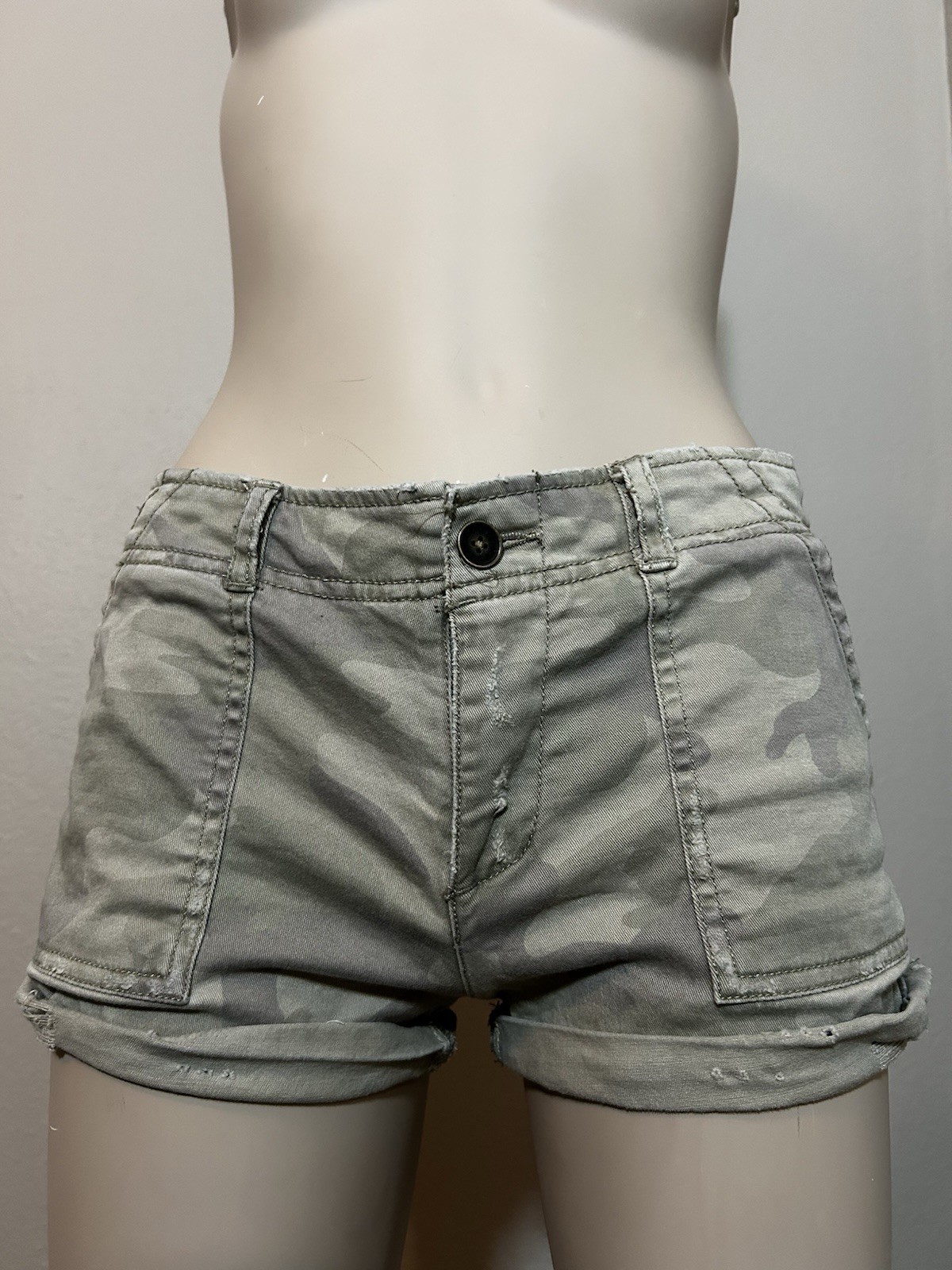 Abercrombie & Fitch Women’s Gray Camo Cargo Shorts 00 (24in) Cotton Mid Rise