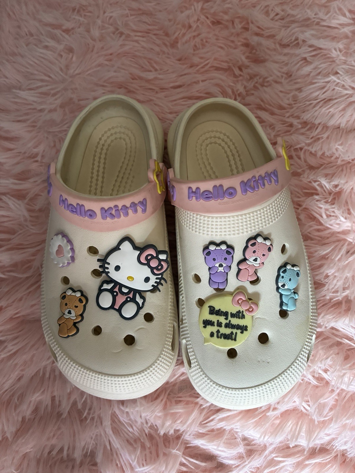 Hello Kitty x Sanrio Clogs – Cute Charms Included – Cream/Pink