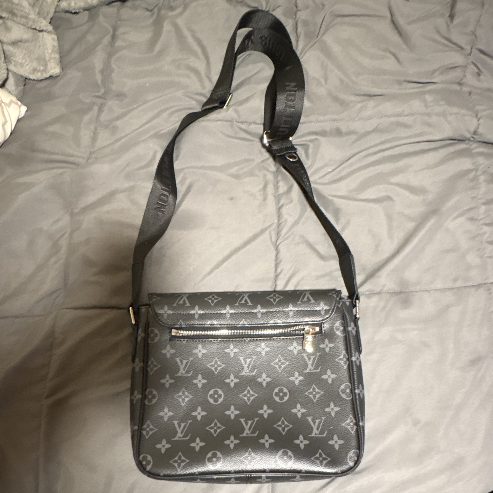 Louis Vuitton Monogram Black/Gray Crossbody Bag Zip Closure Adjustable Strap