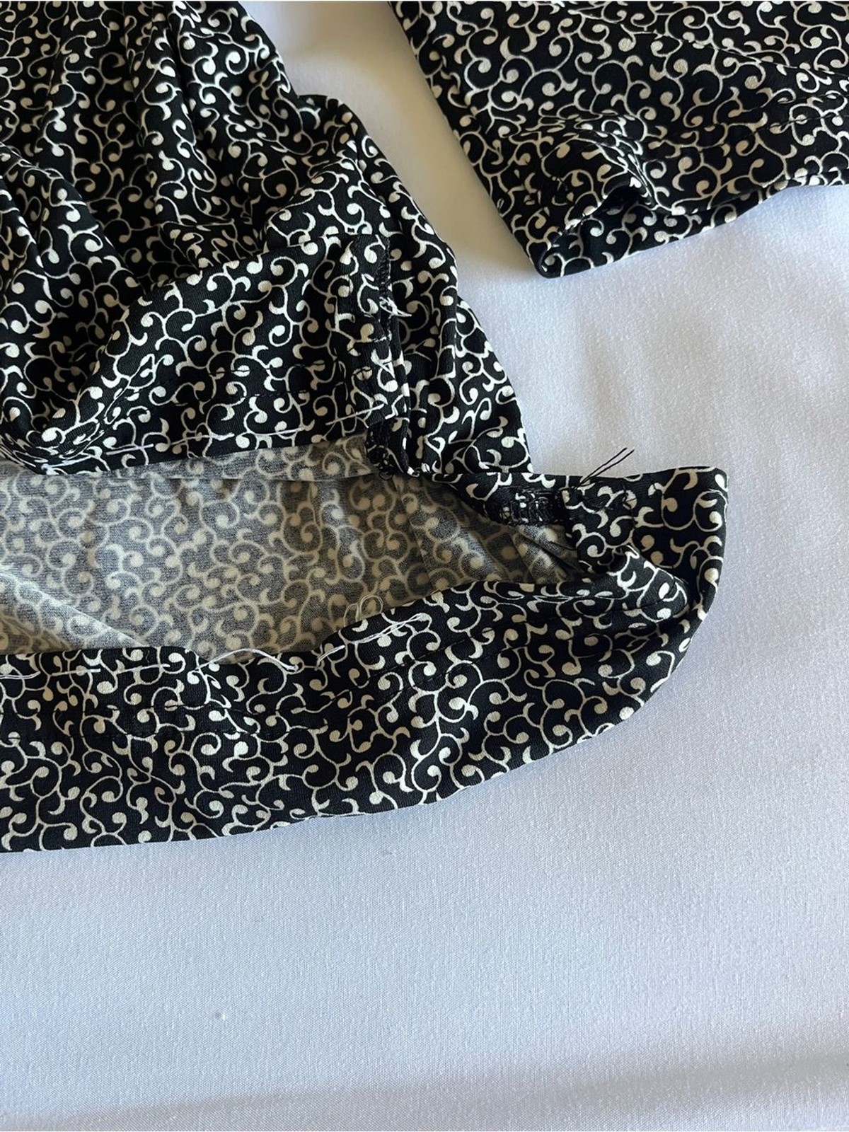 Sag Harbor Black & White Swirl Printed Long Sleeve Blouse Keyhole Size Medium