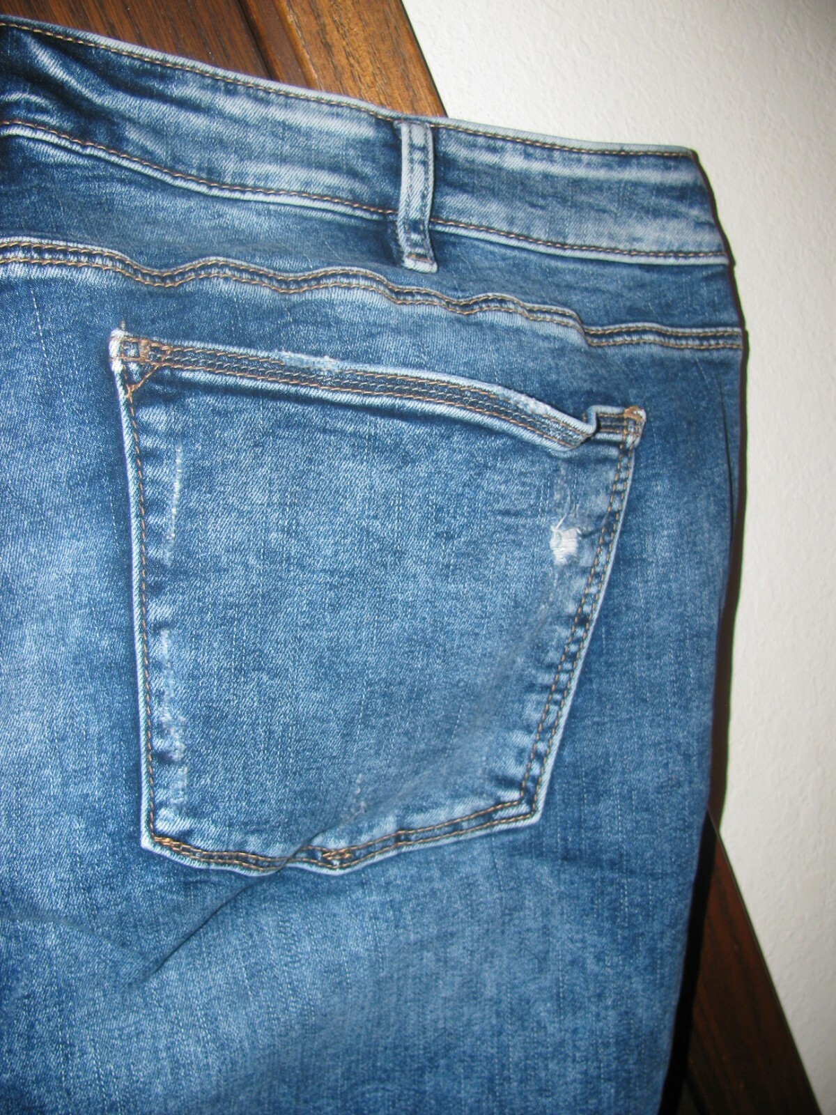 EUC Silver Jeans Avery Skinny Plus Medium Wash Distressed 20/27 20W