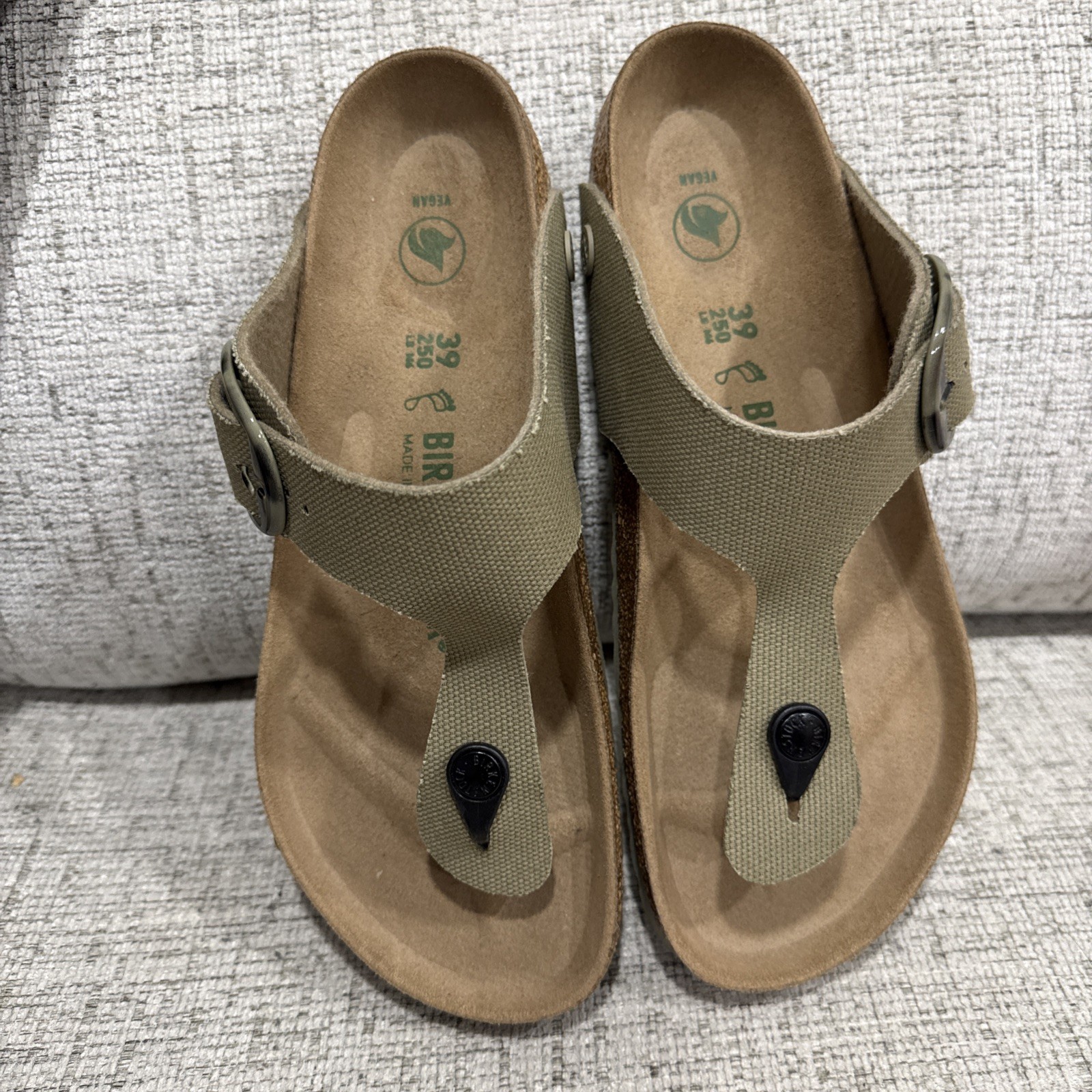 Birkenstock NWOB Gizeh Big Buckle Rivet Logo Faded Khaki Textile Vegan size 39