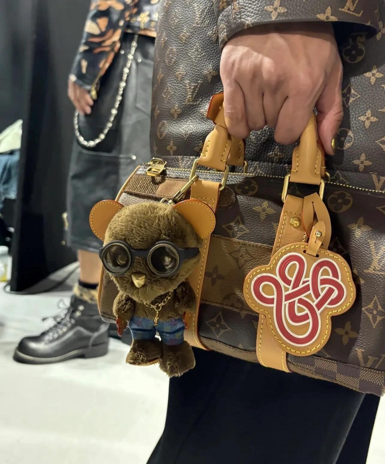 Auth Louis Vuitton Doudou Summer Bear Charm Damier Shorts Sunglasses Keychain