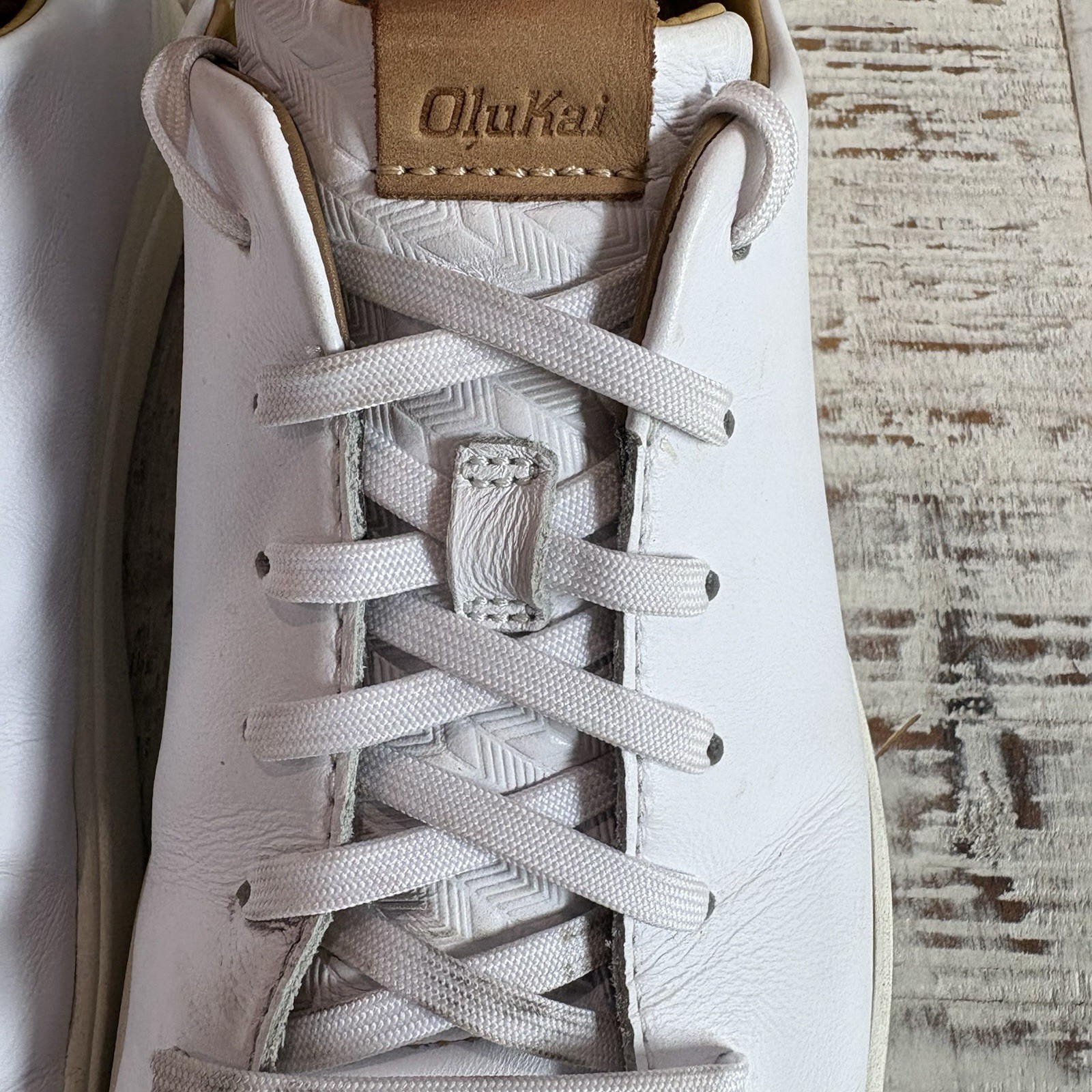 OluKai Lae’ahi Li ‘Ili Shoes Mens Size 11 White Leather Casual Comfort Sneakers
