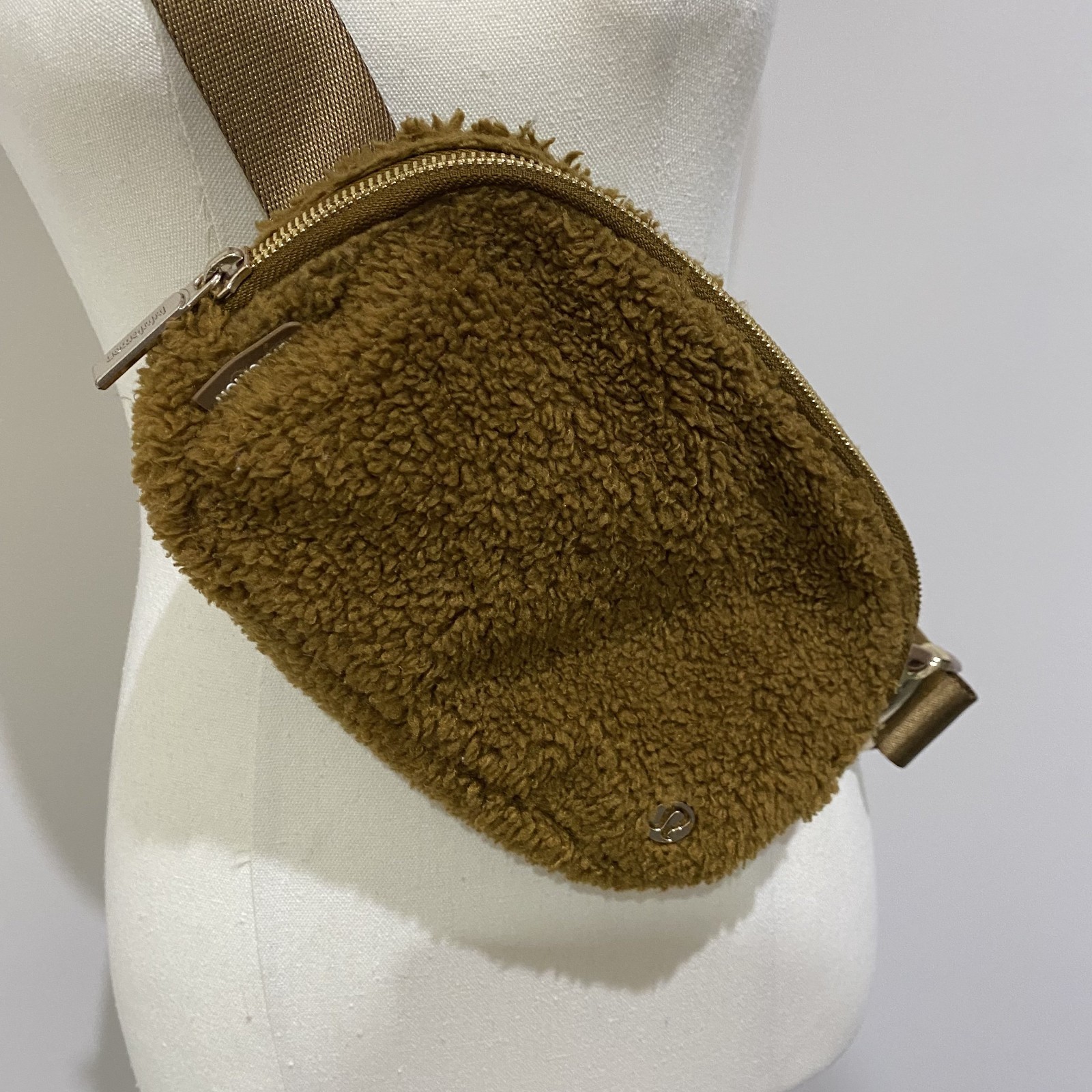 Lululemon Everywhere Belt Bag Fleece White Sherpa Fanny Shoulder Waist Zip