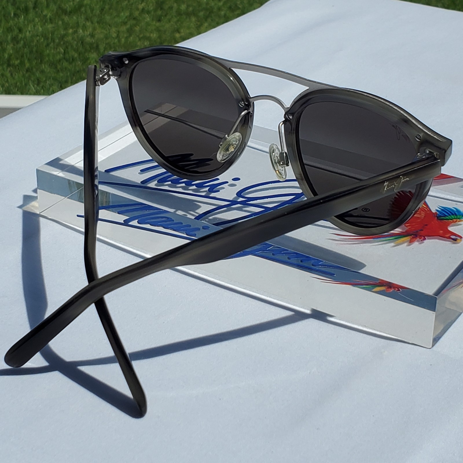 *******Maui Jim “SUNNY DAYS” 529-14E Gloss Grey Horn Frames / Grey Lenses*******