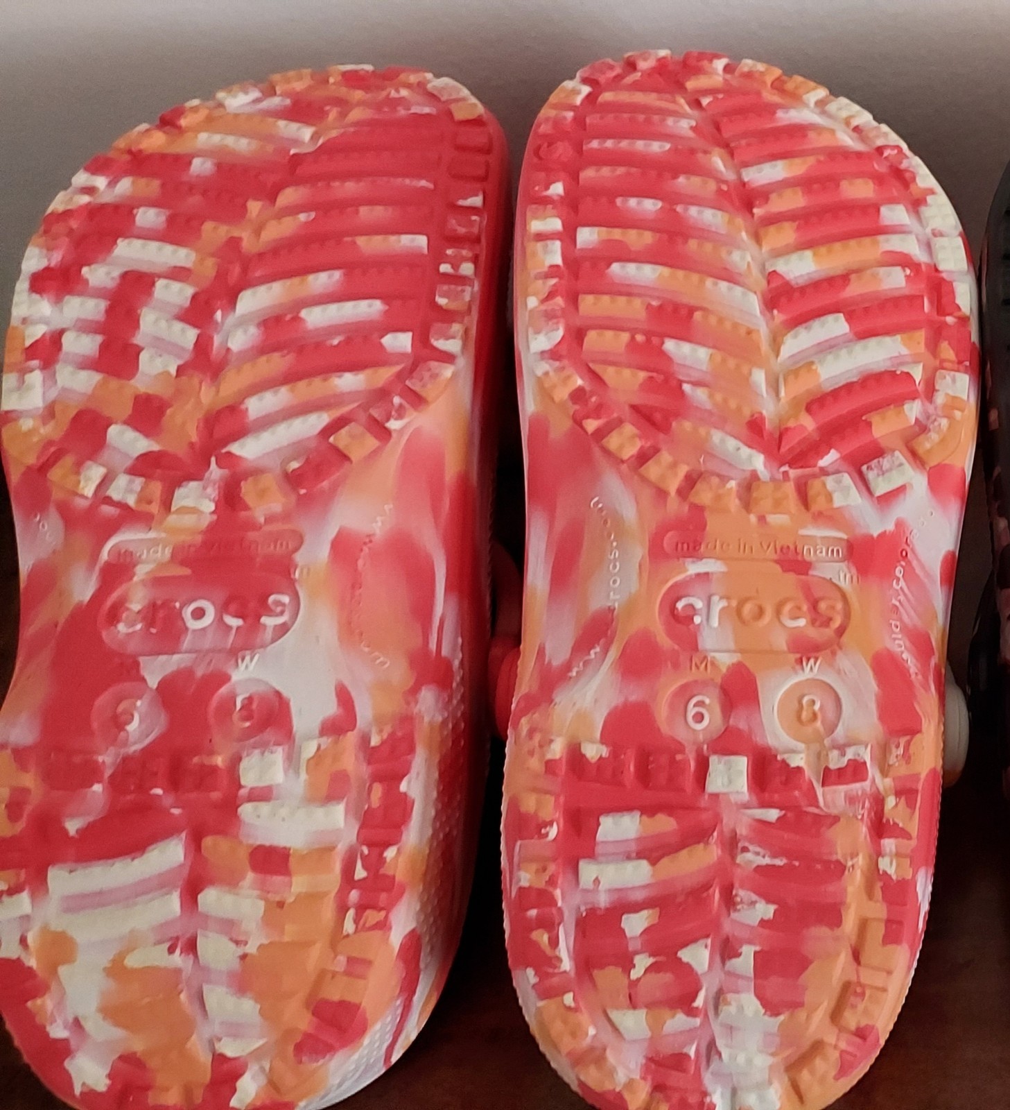 Womens Classic Crocs W8M6 Orange Swirl/ Tye Dye. Preowned