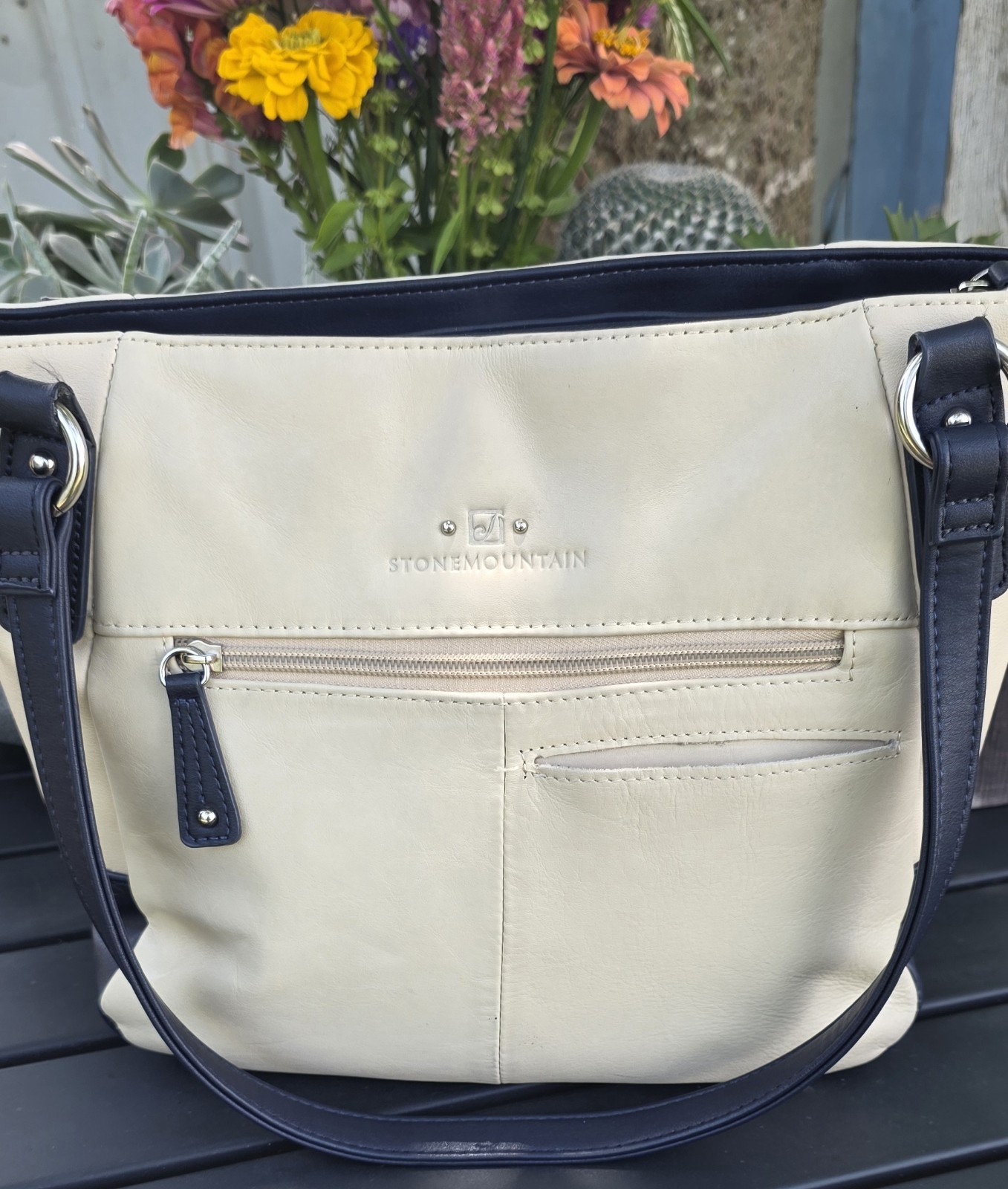 Stone Mountain Large Women’s Beige/Navy Leather Shoulder Bag Zip, Pockets, Strap