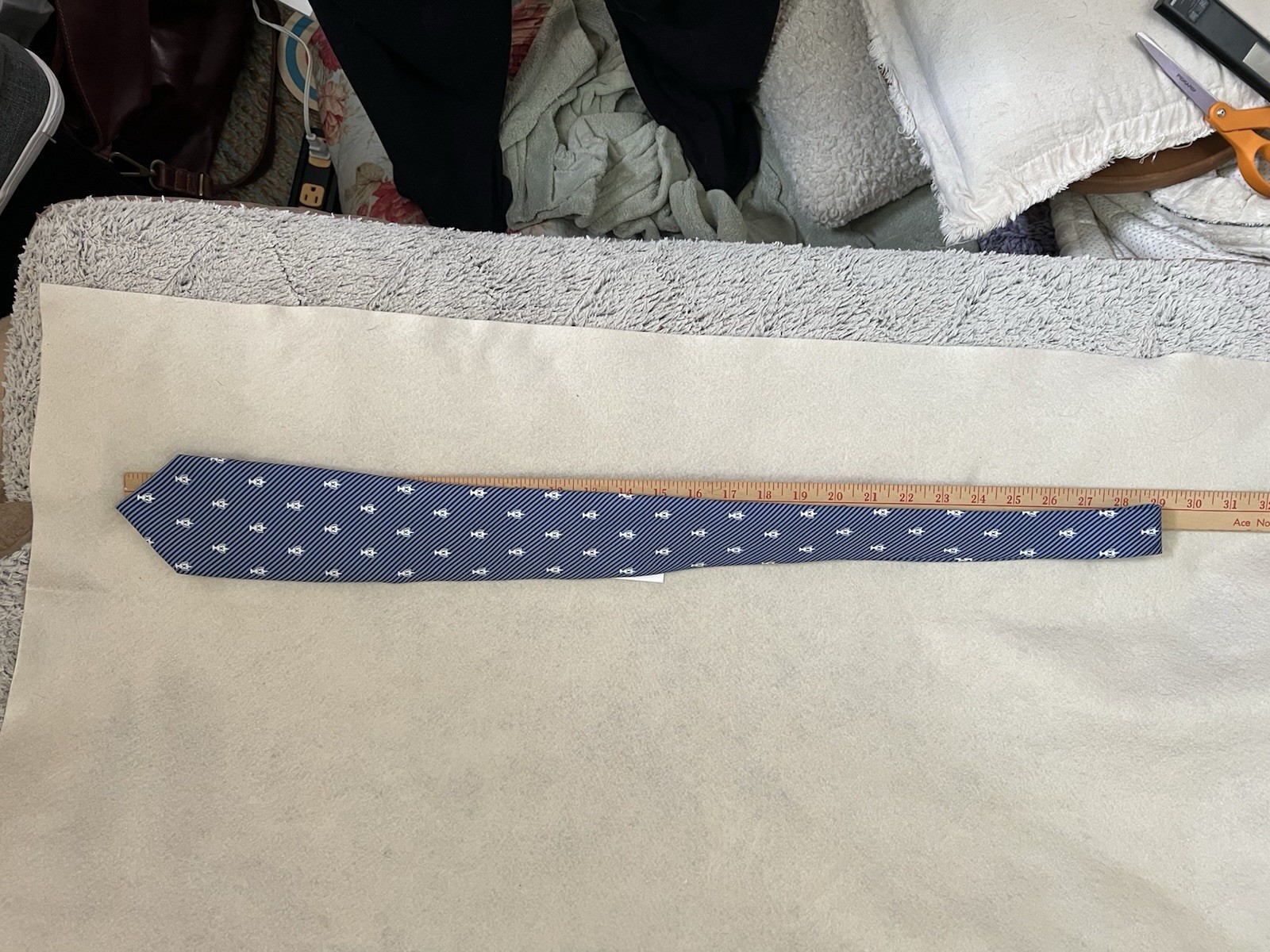 Vineyard Vines Blue/White Striped Golf Trophy Logo Silk Woven Men’s Tie 3.35”