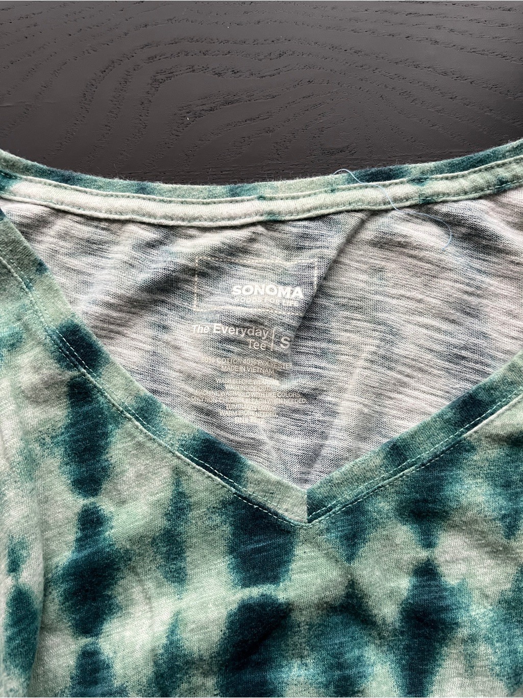 Tie-Dye Sonoma V-Neck Everyday Tee Size S Green & White, Curved High-Low Hem