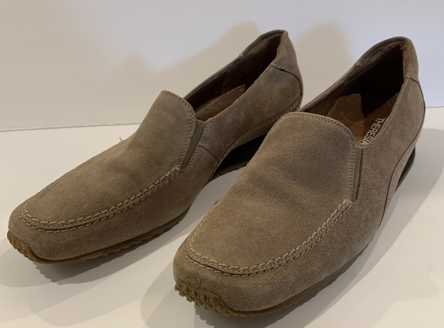 VGC Theresia M. Beige Leather Loafer Women Shoes. Model “Ella”. US Size 9 to 9.5