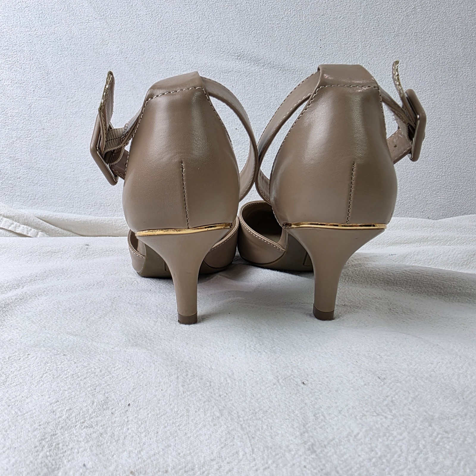 Anne Klein Iflex Fararia Size 9.5M Beige Minimalist Fashion Kitten Heel Pump