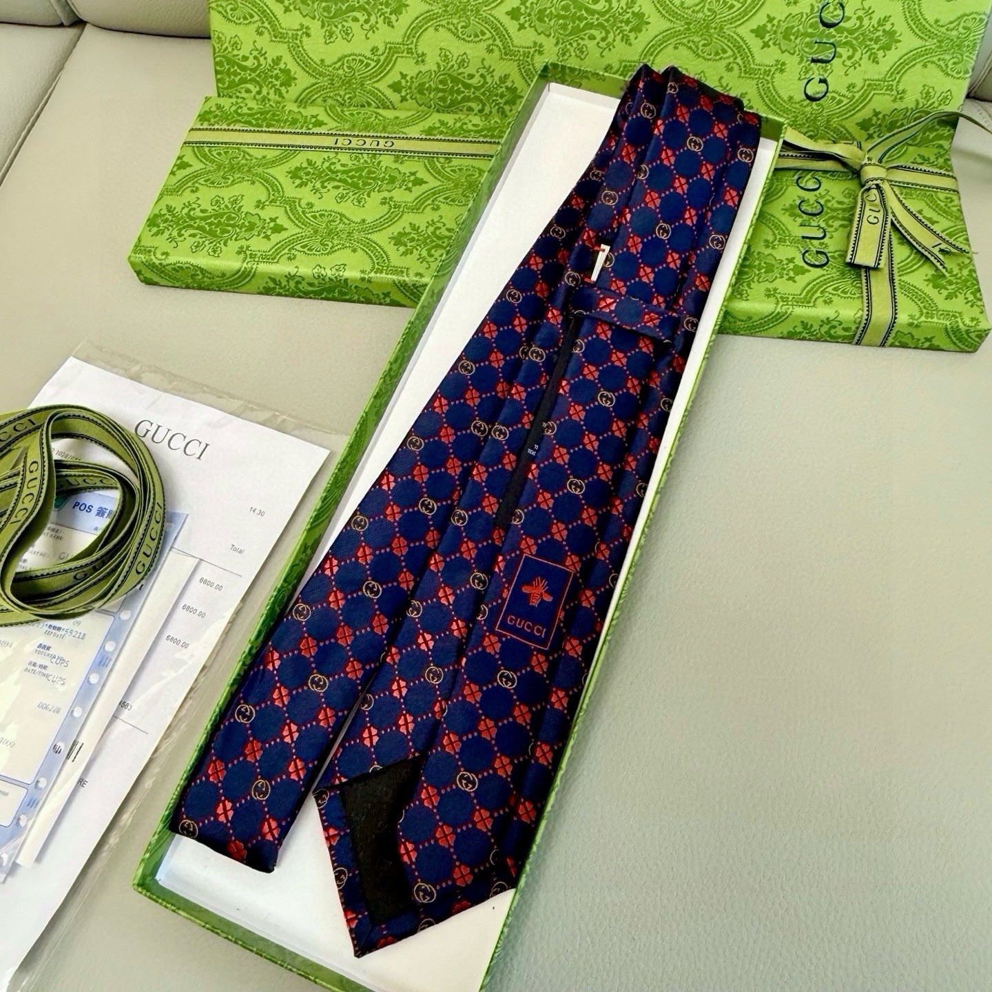 Gucci Men’s Designer silk Tie Blue/Red Geometric Logo Pattern Necktie in Box