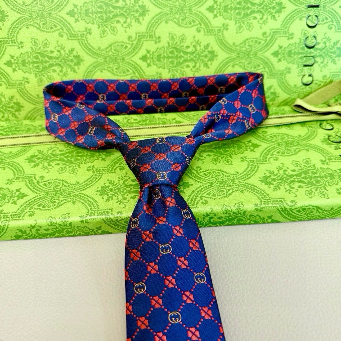 Gucci Men’s Designer silk Tie Blue/Red Geometric Logo Pattern Necktie in Box